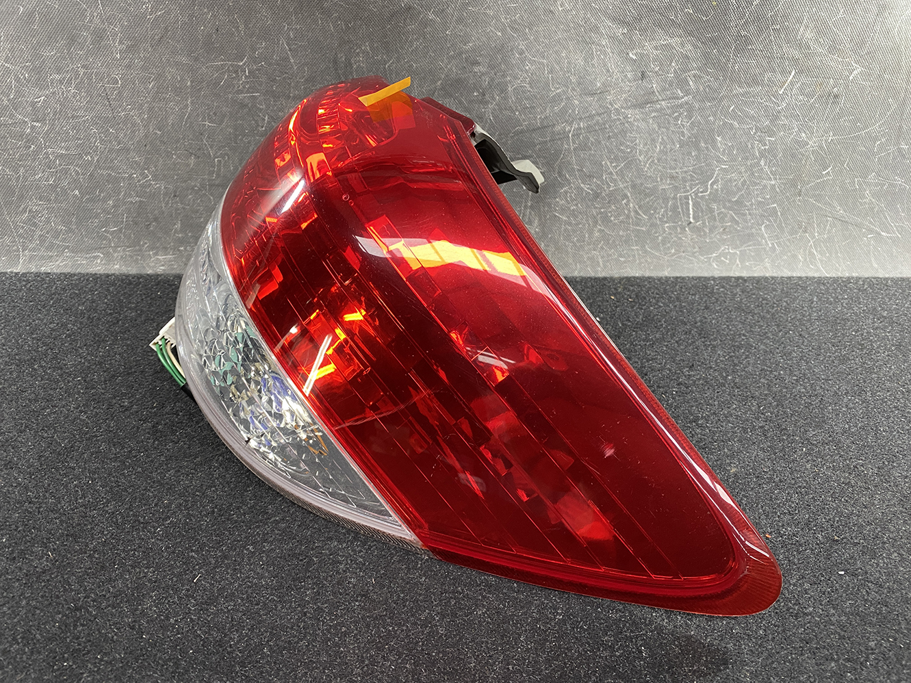 TOYOTA WISH ZGE20 Taillight ICHIKOH 68-17 Right Side x1*DAMAGED* - Image 3