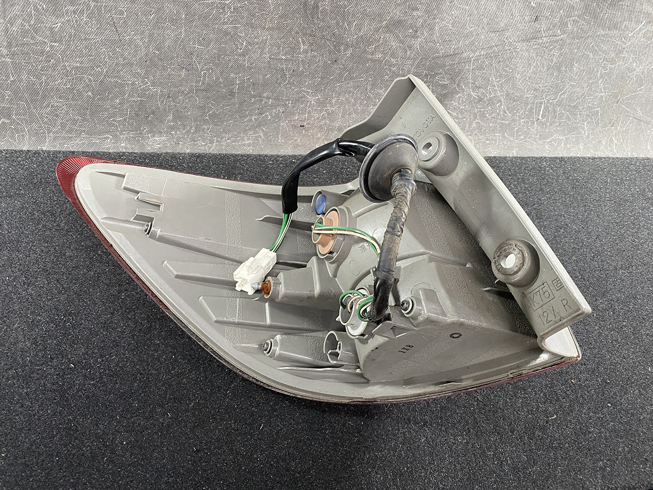 TOYOTA WISH ZGE20 Taillight ICHIKOH 68-17 Right Side x1*DAMAGED* - Image 4