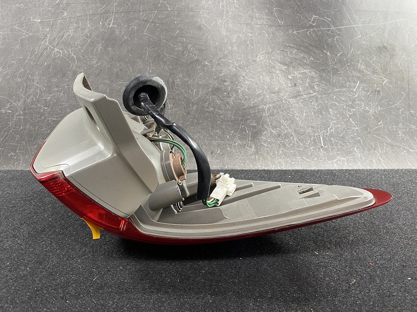 TOYOTA WISH ZGE20 Taillight ICHIKOH 68-17 Right Side x1*DAMAGED* - Image 5