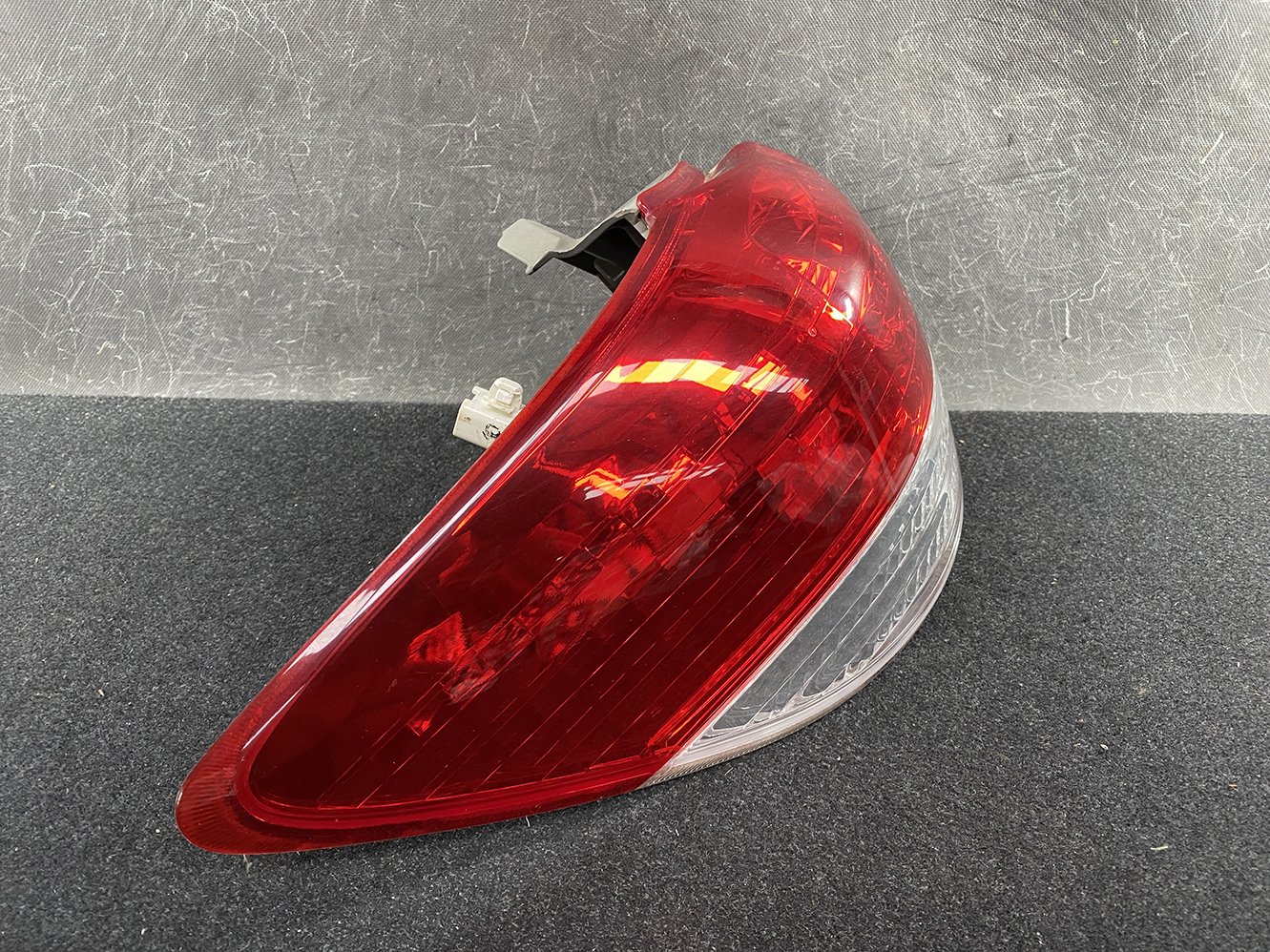 A565_4 TOYOTA WISH ZGE20 Taillight ICHIKOH 68-17 Left Side x1 » NZ1.95 » JDM-PARTS NZ » JDM-PARTS NZ TOYOTA WISH ZGE20 Taillight ICHIKOH 68-17 Left Side x1 » JDM-PARTS NZ