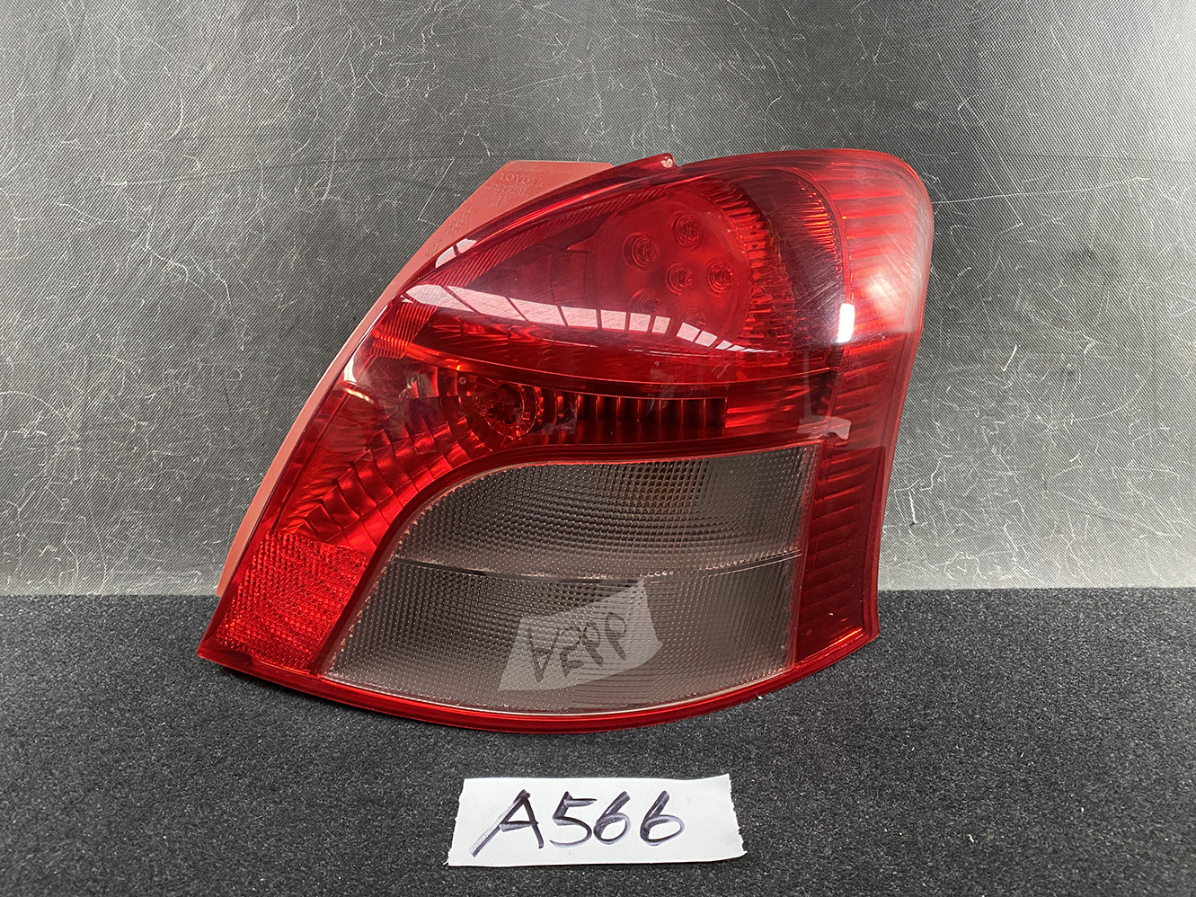 TOYOTA VITZ YARIS P90 P95 Taillight KOITO 52-142 Right Side x1