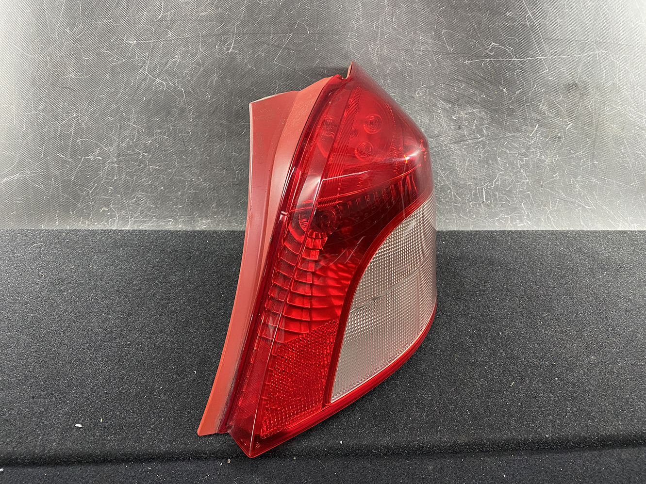TOYOTA VITZ YARIS P90 P95 Taillight KOITO 52-142 Right Side x1 - Image 2