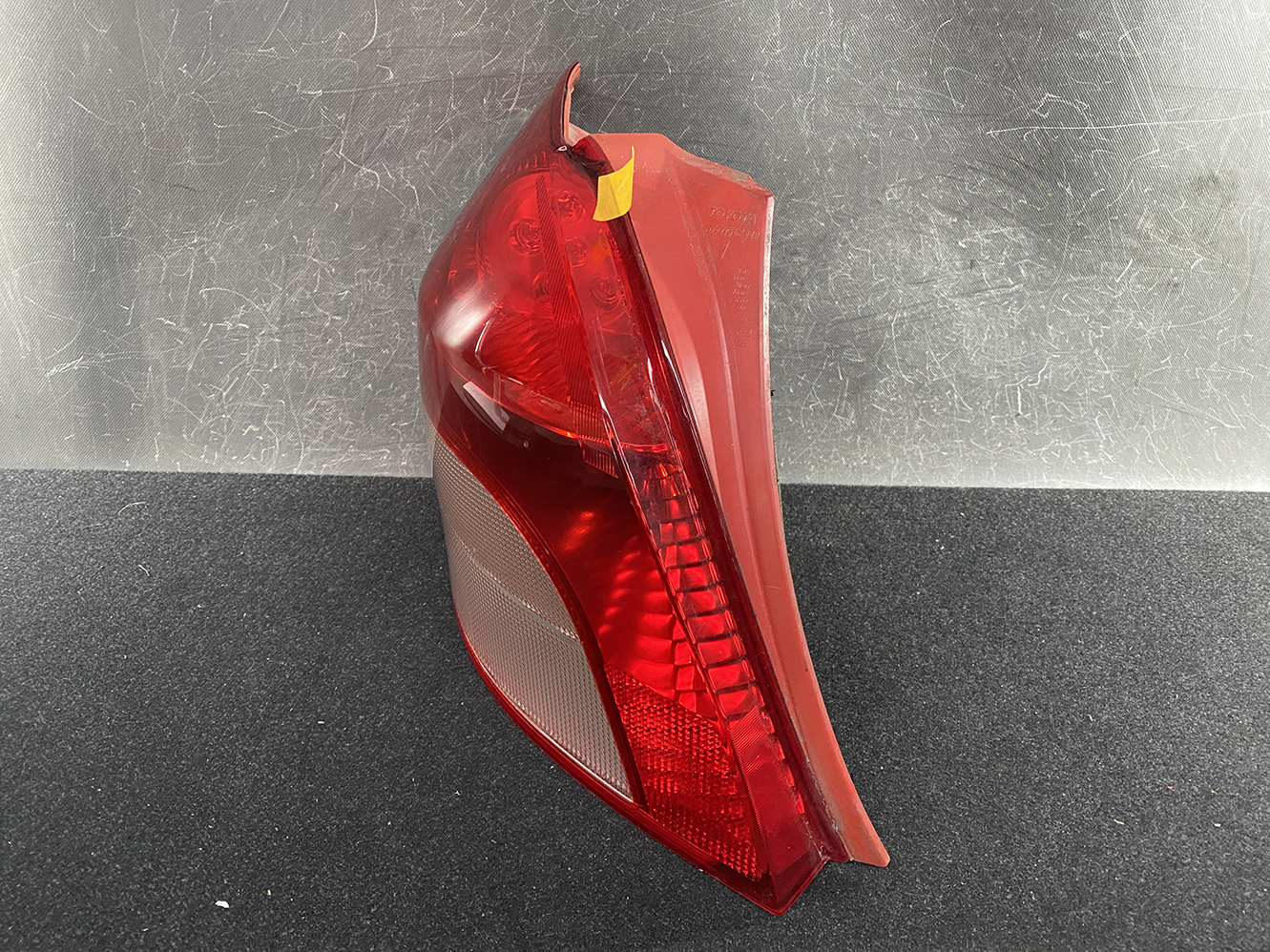 TOYOTA VITZ YARIS P90 P95 Taillight KOITO 52-142 Left Side x1 *DAMAGED* - Image 2