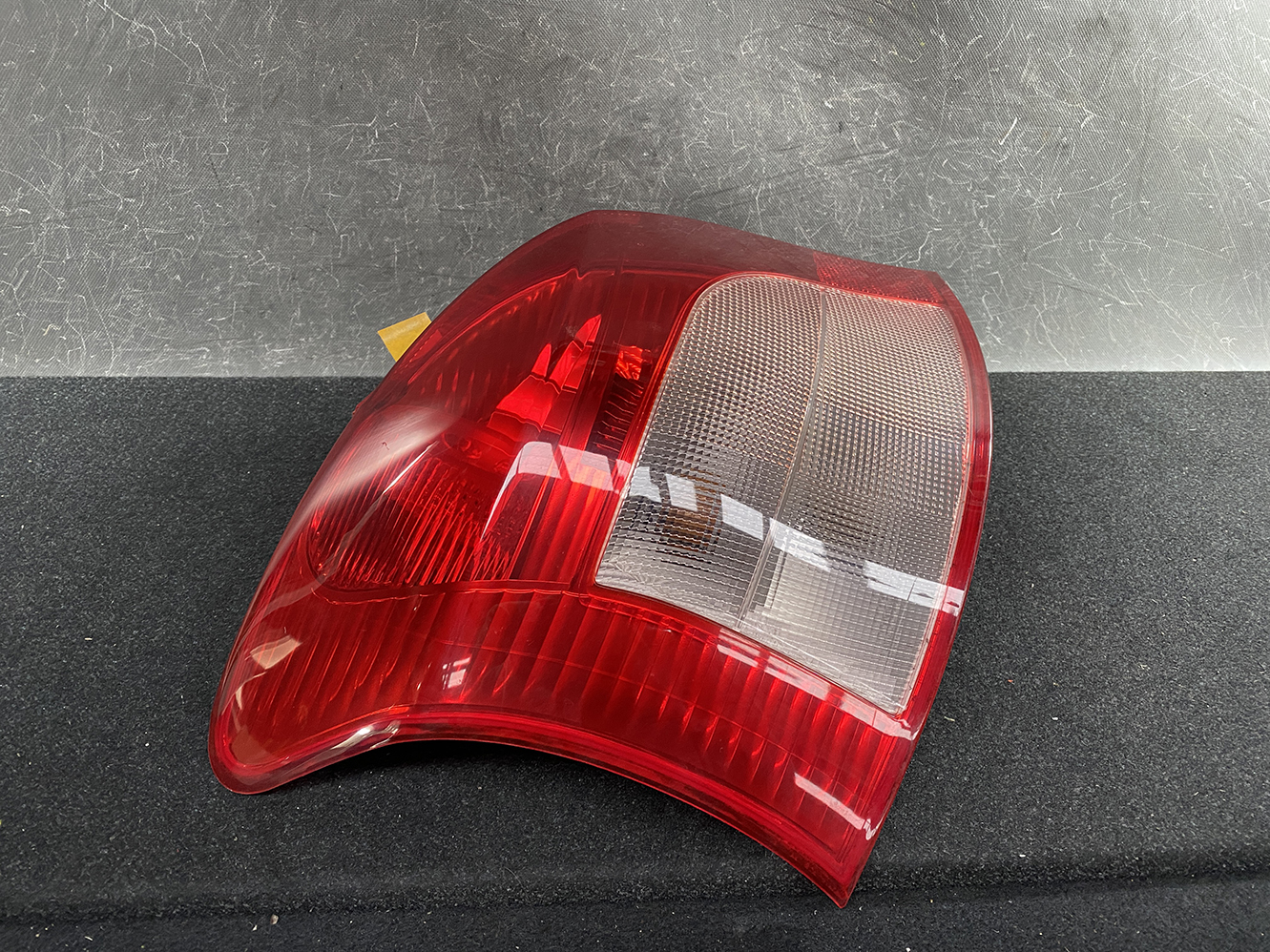 TOYOTA VITZ YARIS P90 P95 Taillight KOITO 52-142 Left Side x1 *DAMAGED* - Image 3