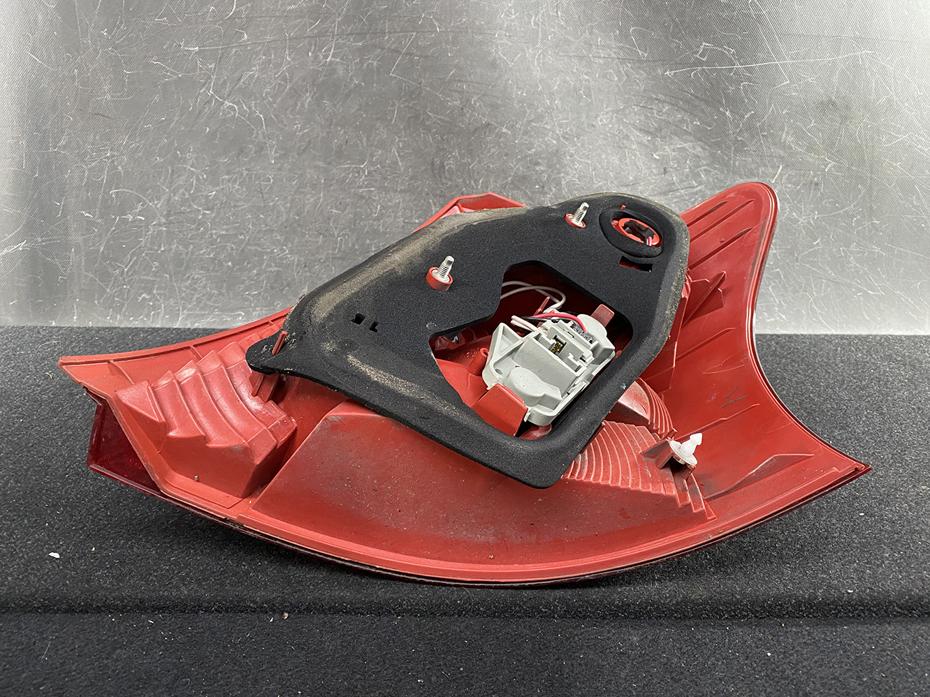 TOYOTA VITZ YARIS P90 P95 Taillight KOITO 52-142 Left Side x1 *DAMAGED* - Image 4