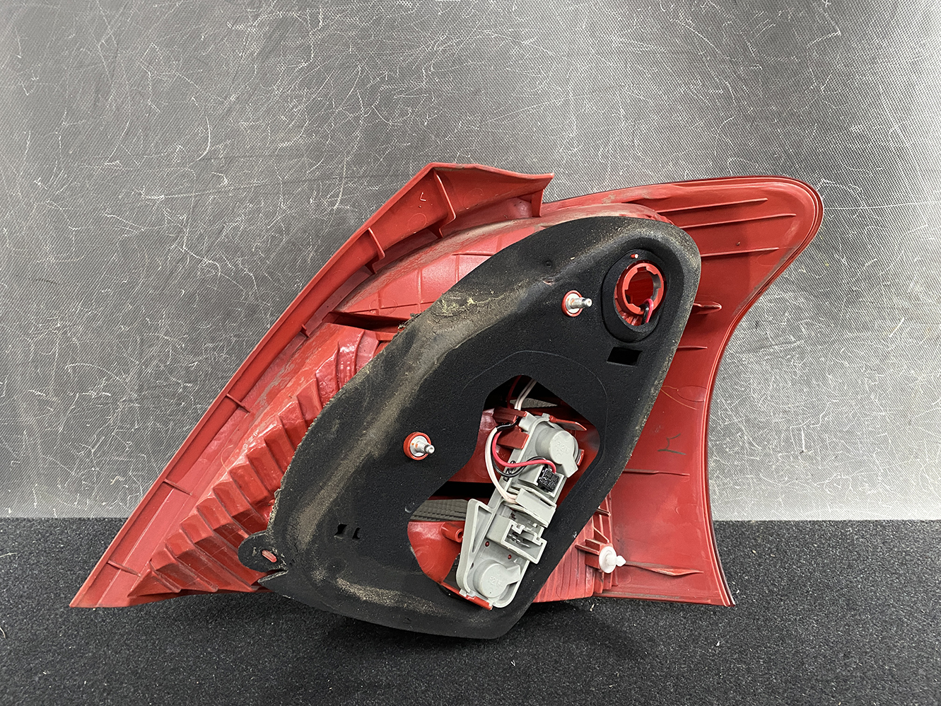 TOYOTA VITZ YARIS P90 P95 Taillight KOITO 52-142 Left Side x1 *DAMAGED* - Image 6