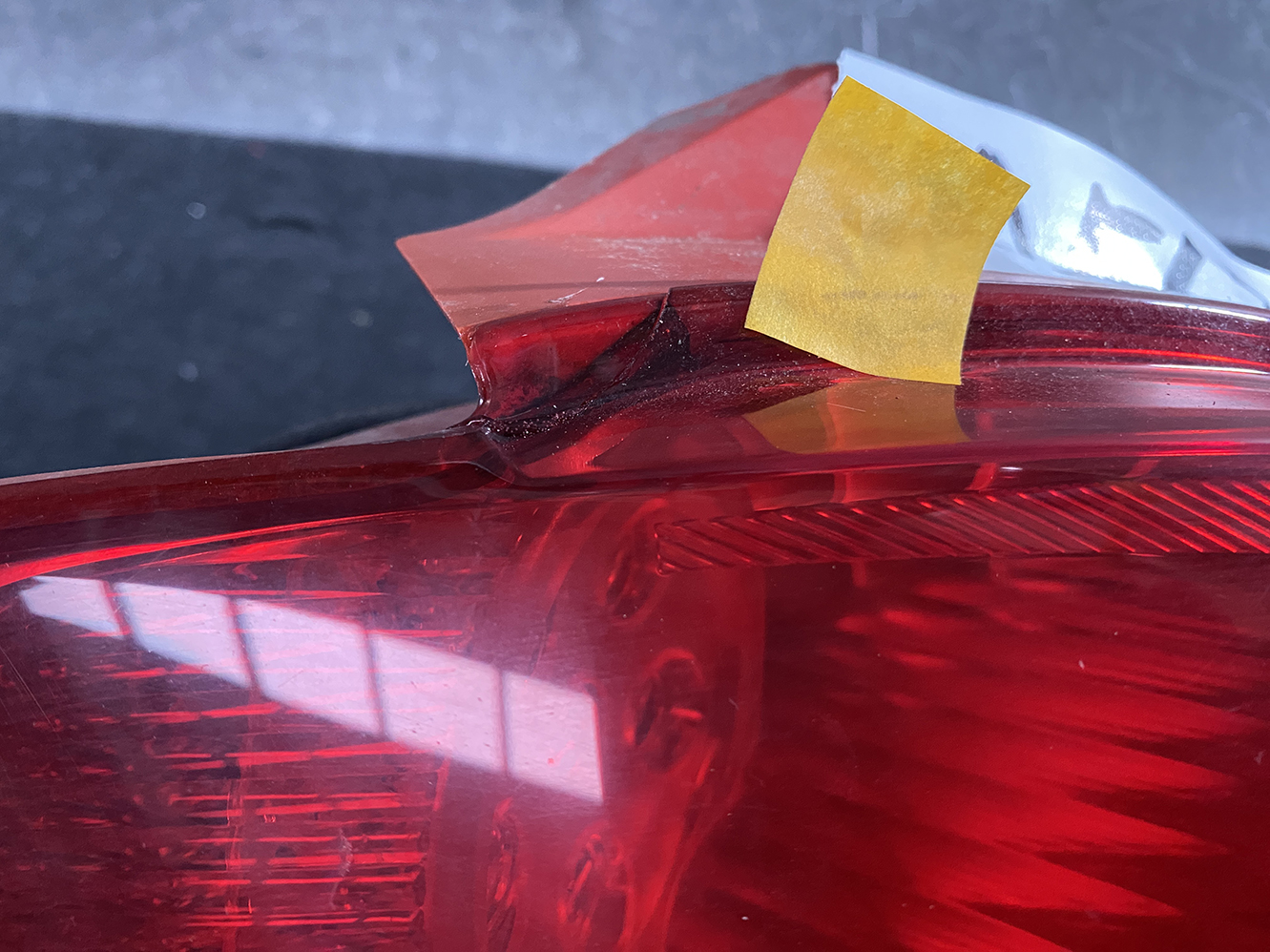 TOYOTA VITZ YARIS P90 P95 Taillight KOITO 52-142 Left Side x1 *DAMAGED* - Image 9