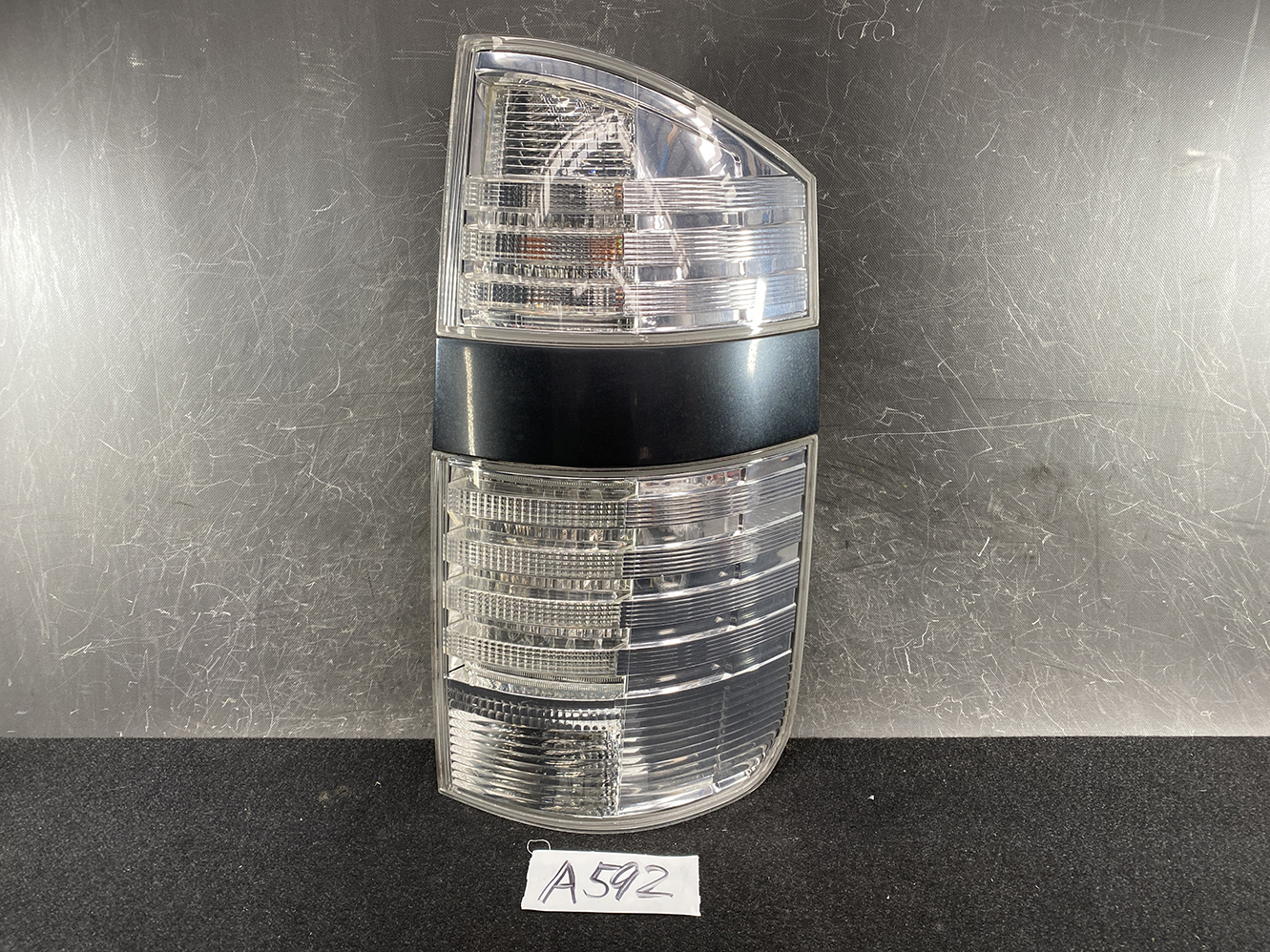 TOYOTA NOAH VOXY AZR60 AZR65 Taillight ICHIKOH 28-185 Right Side x1