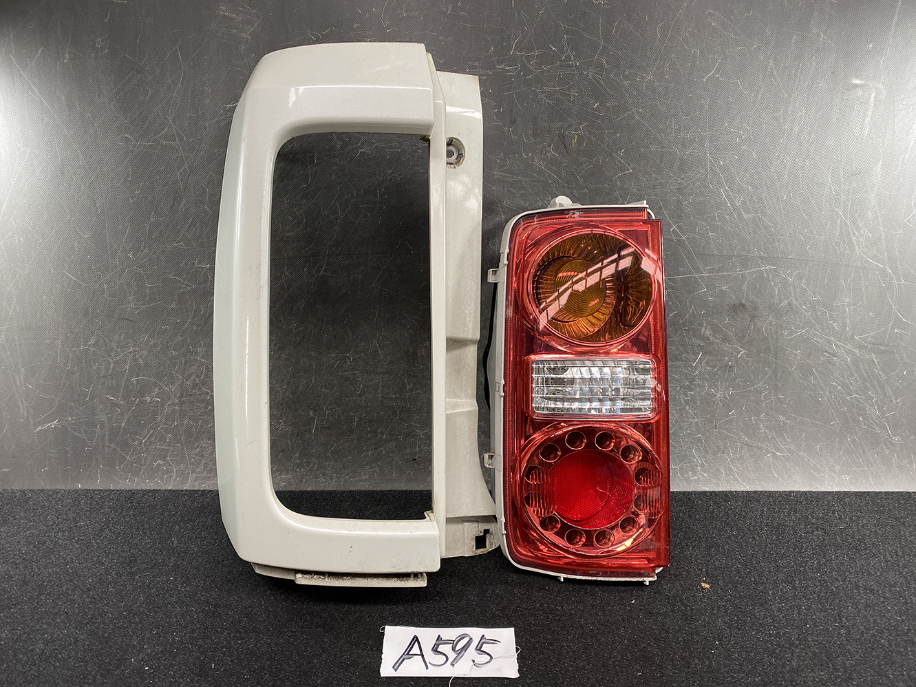 NISSAN ELGRAND E51 Genuine Taillight ICHIKOH D005 Left Side x1