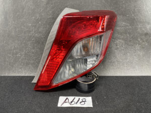 TOYOTA VITZ YARIS KSP130 Genuine Taillight 52-228 Right Side x1 *DAMAGED*