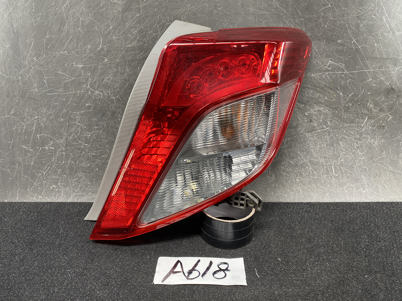 TOYOTA VITZ YARIS KSP130 Genuine Taillight 52-228 Right Side x1 *DAMAGED*