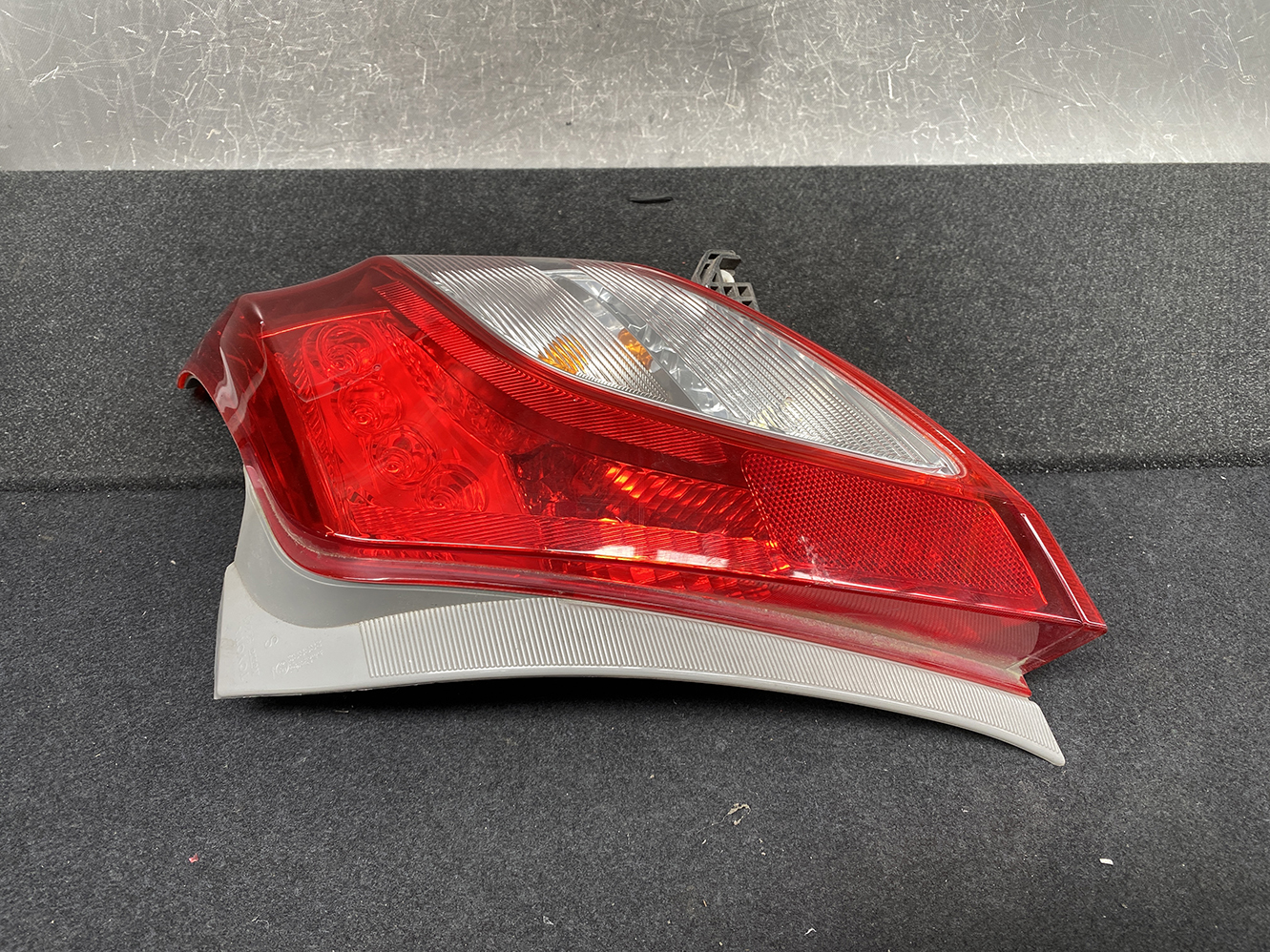 TOYOTA VITZ YARIS KSP130 Genuine Taillight 52-228 Right Side x1 *DAMAGED* - Image 2