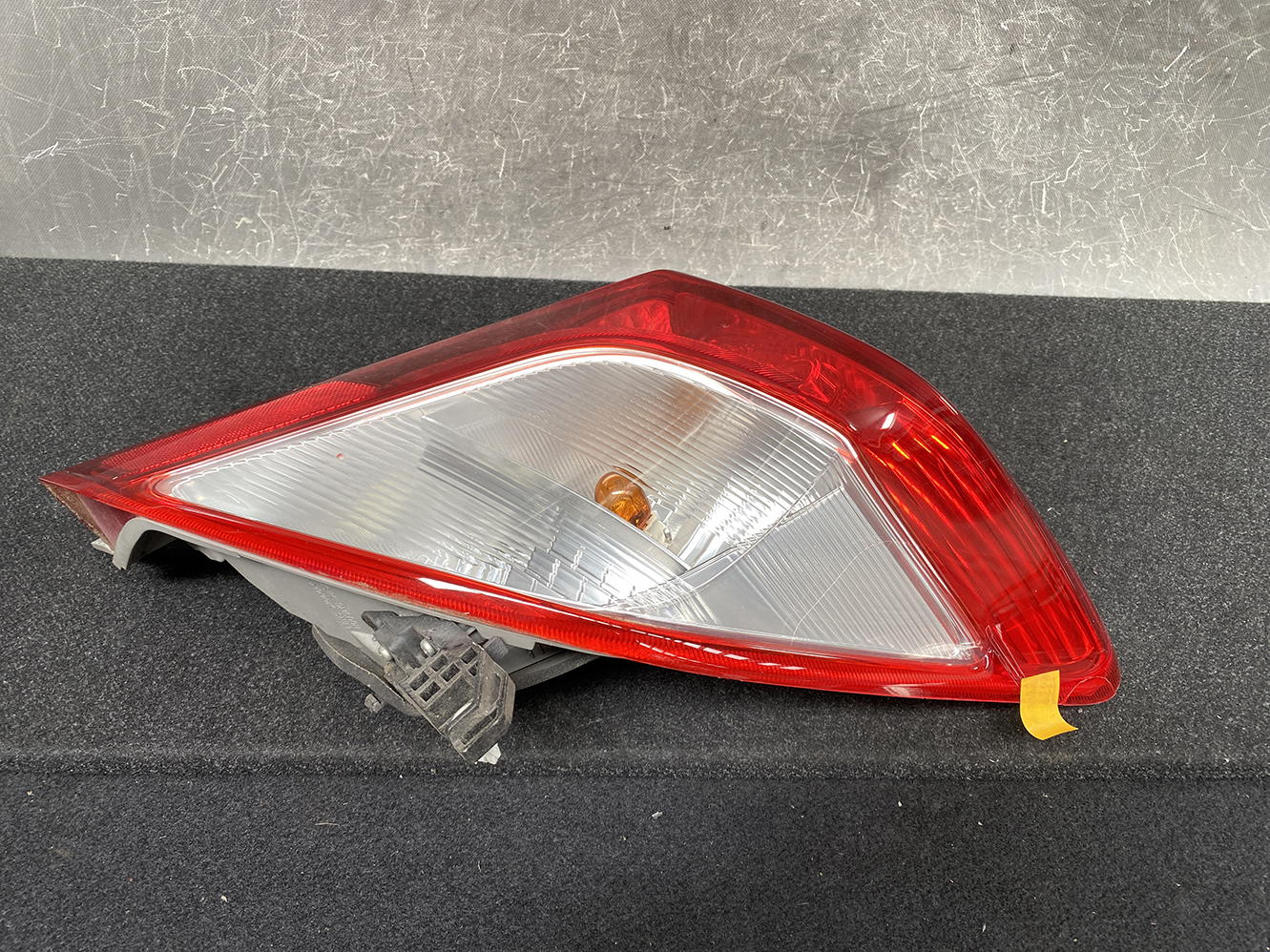 TOYOTA VITZ YARIS KSP130 Genuine Taillight 52-228 Right Side x1 *DAMAGED* - Image 3
