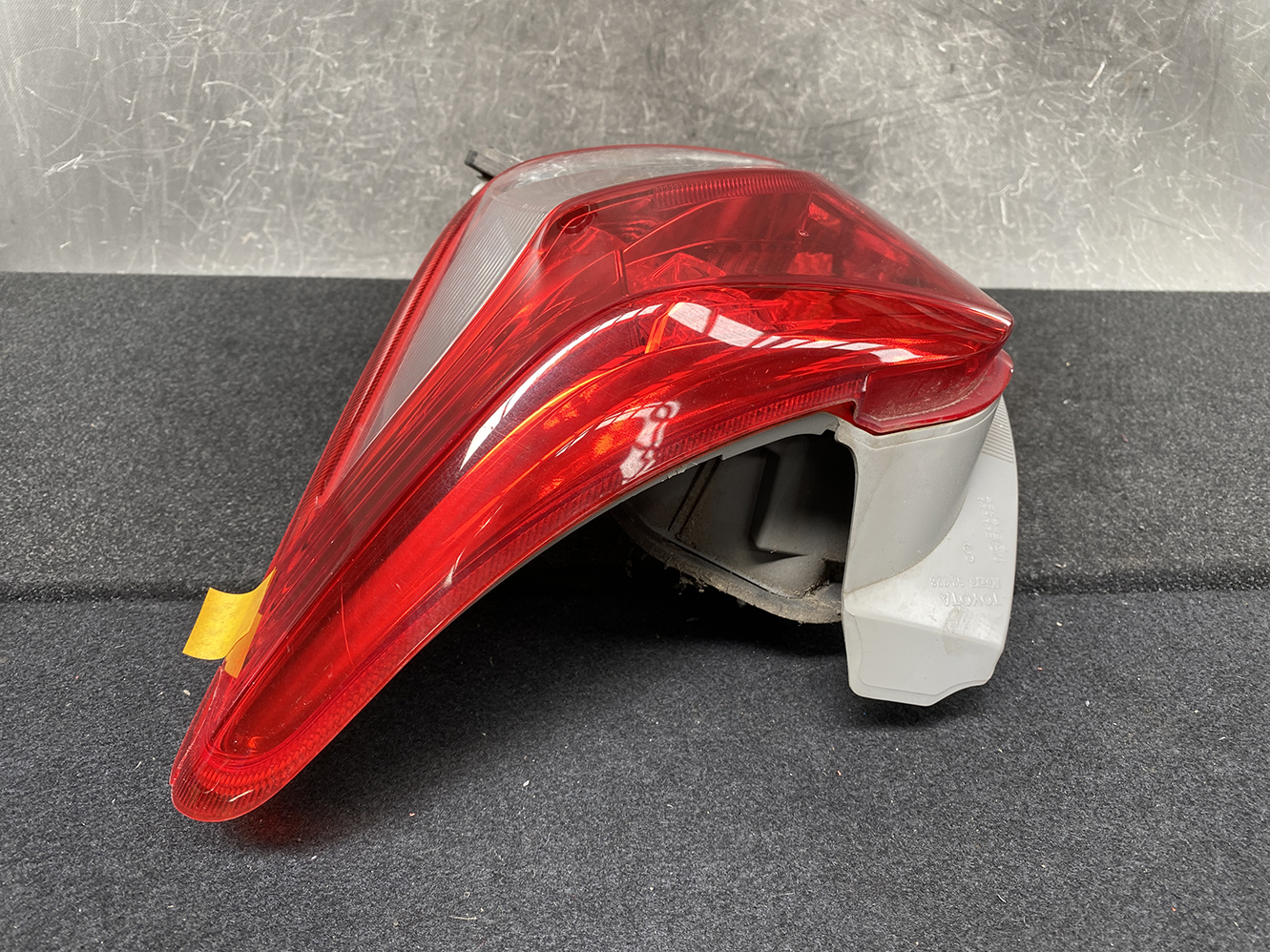TOYOTA VITZ YARIS KSP130 Genuine Taillight 52-228 Right Side x1 *DAMAGED* - Image 4
