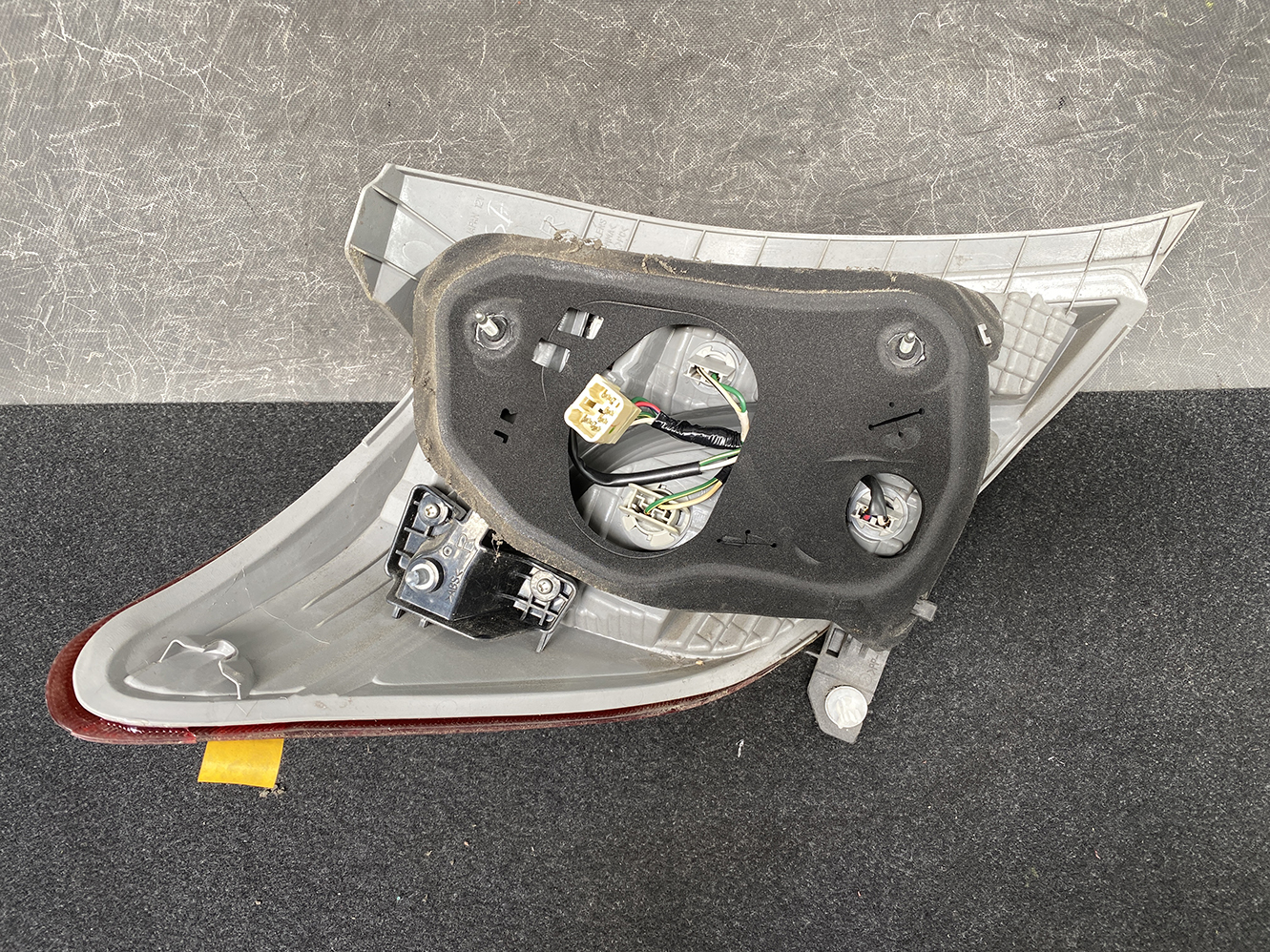 TOYOTA VITZ YARIS KSP130 Genuine Taillight 52-228 Right Side x1 *DAMAGED* - Image 5