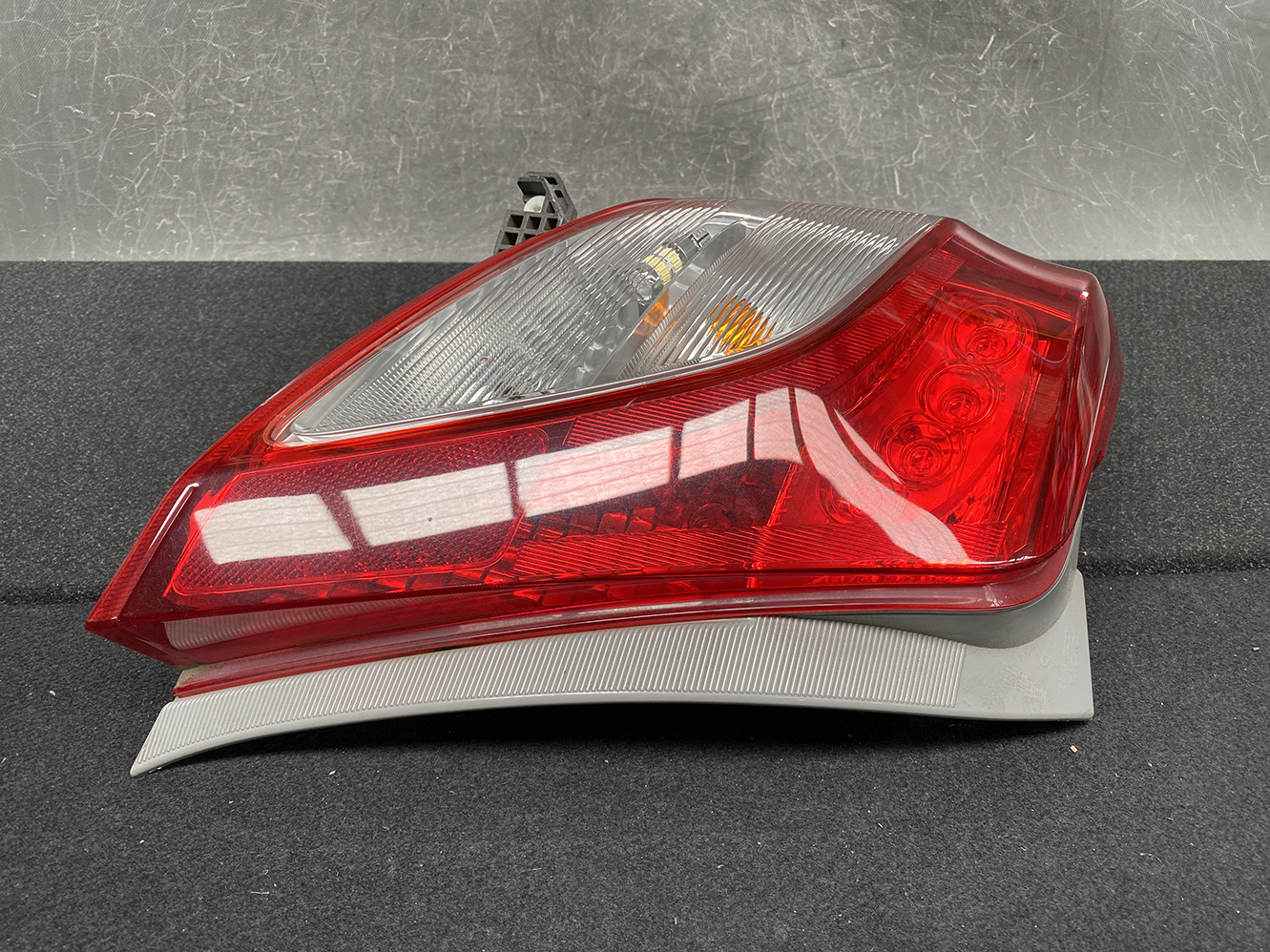 TOYOTA VITZ YARIS KSP130 / 135 Taillight 52-228 Left Side x1 - Image 2