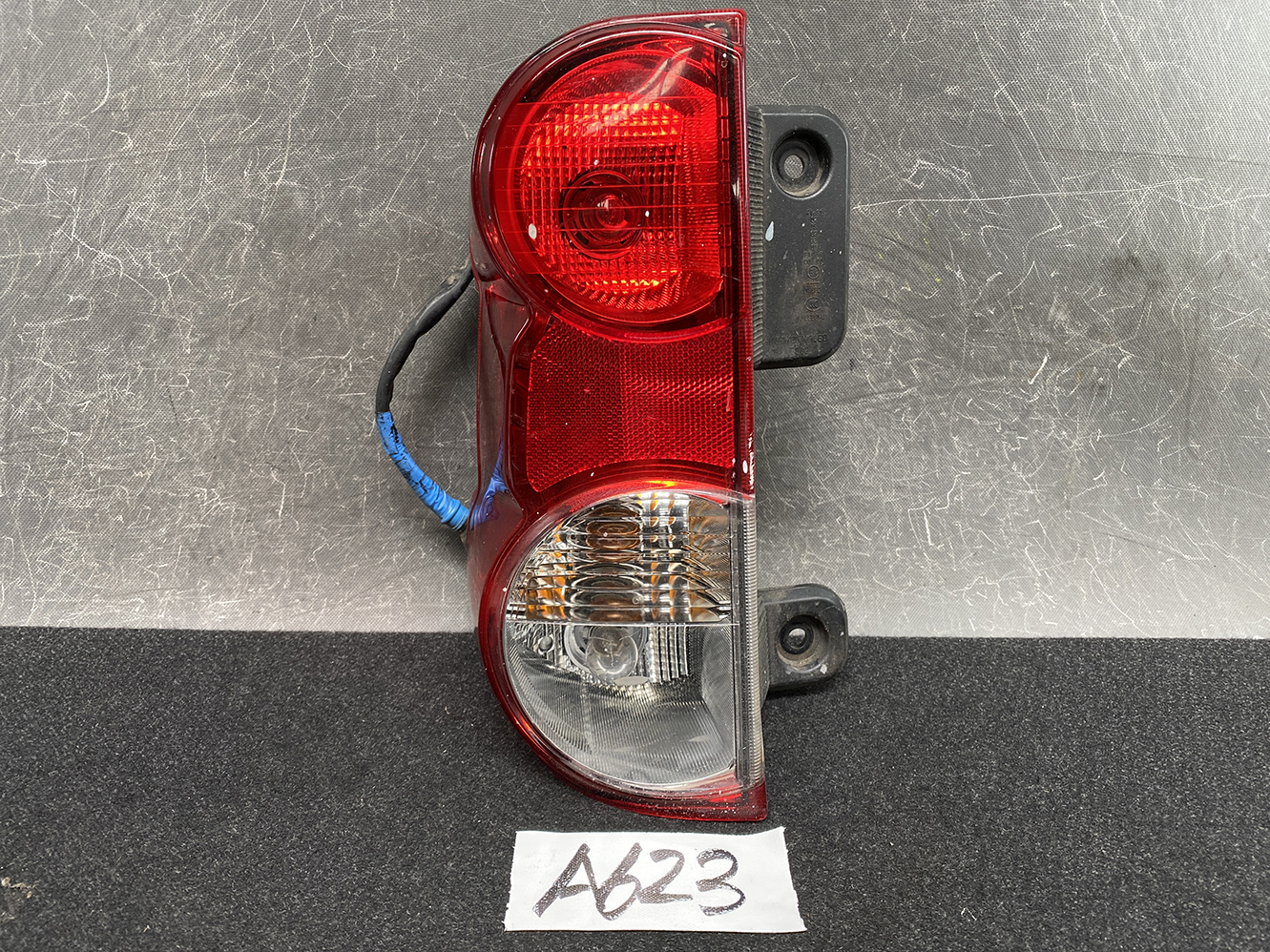 NISSAN NV200 VM20 M20 DELICA BVM20 Taillight T002 Left Side x1