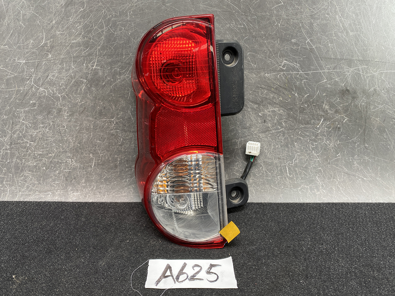 NISSAN NV200 VM20 M20 DELICA BVM20 Taillight T002 Left Side x1 *DAMAGED*