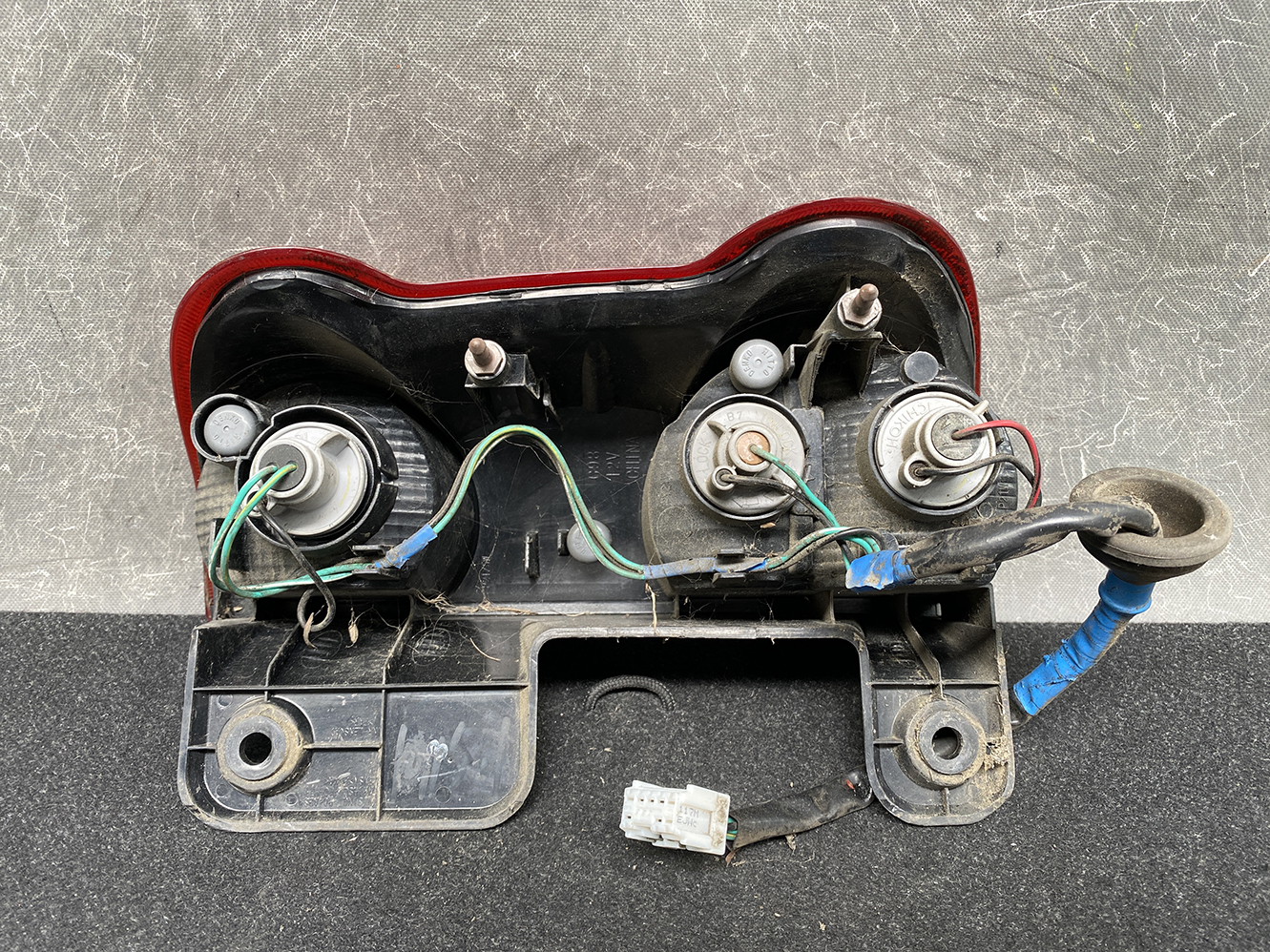 NISSAN NV200 VM20 M20 DELICA BVM20 Taillight T002 Left Side x1 *DAMAGED* - Image 4