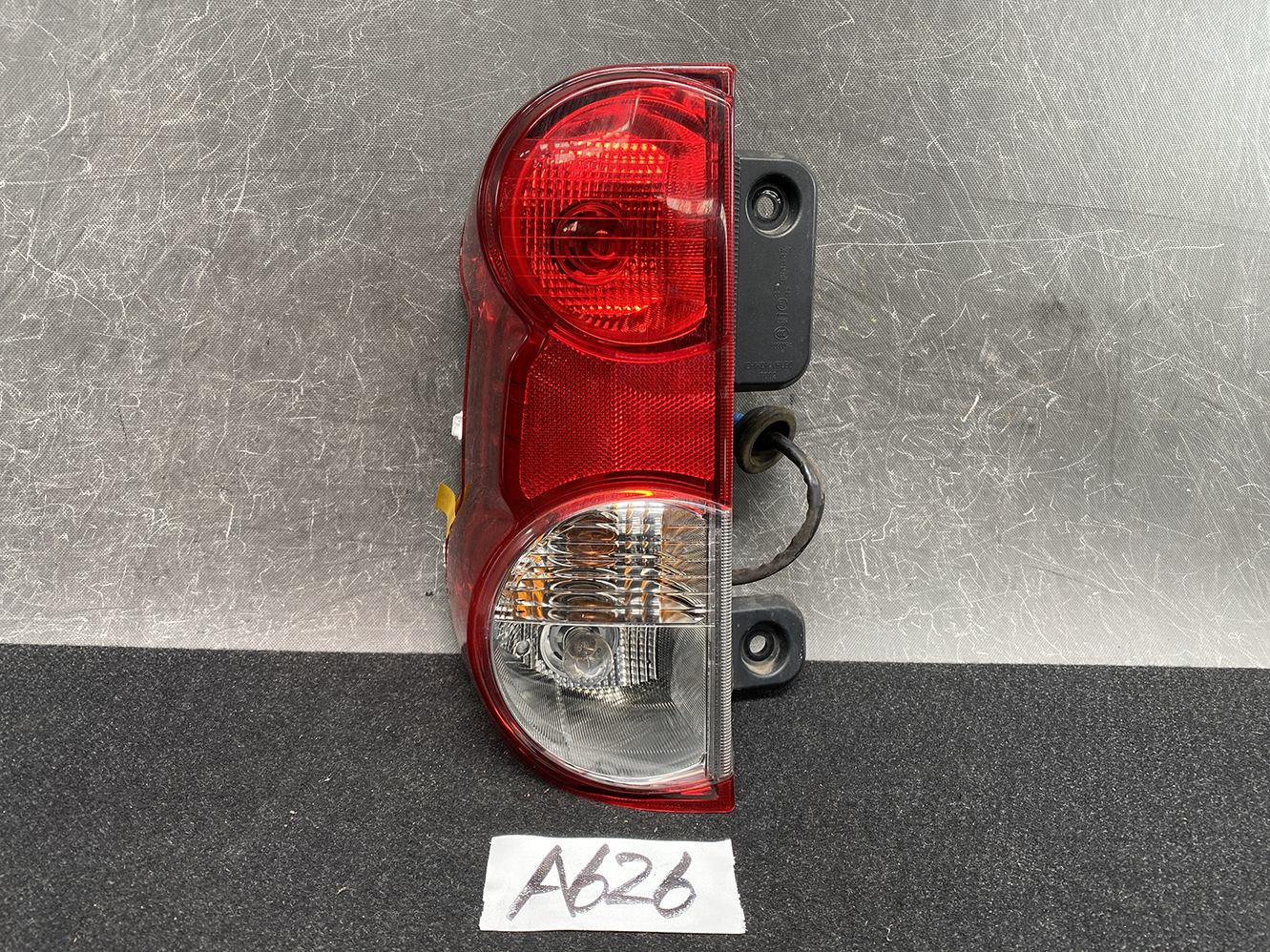 NISSAN NV200 VM20 M20 DELICA BVM20 Taillight T002 Left Side x1 *DAMAGED*