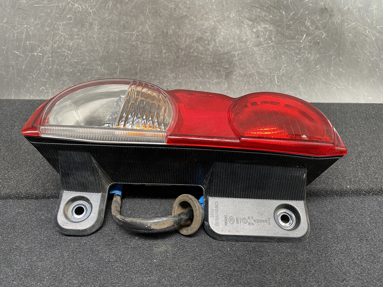NISSAN NV200 VM20 M20 DELICA BVM20 Taillight T002 Left Side x1 *DAMAGED* - Image 3