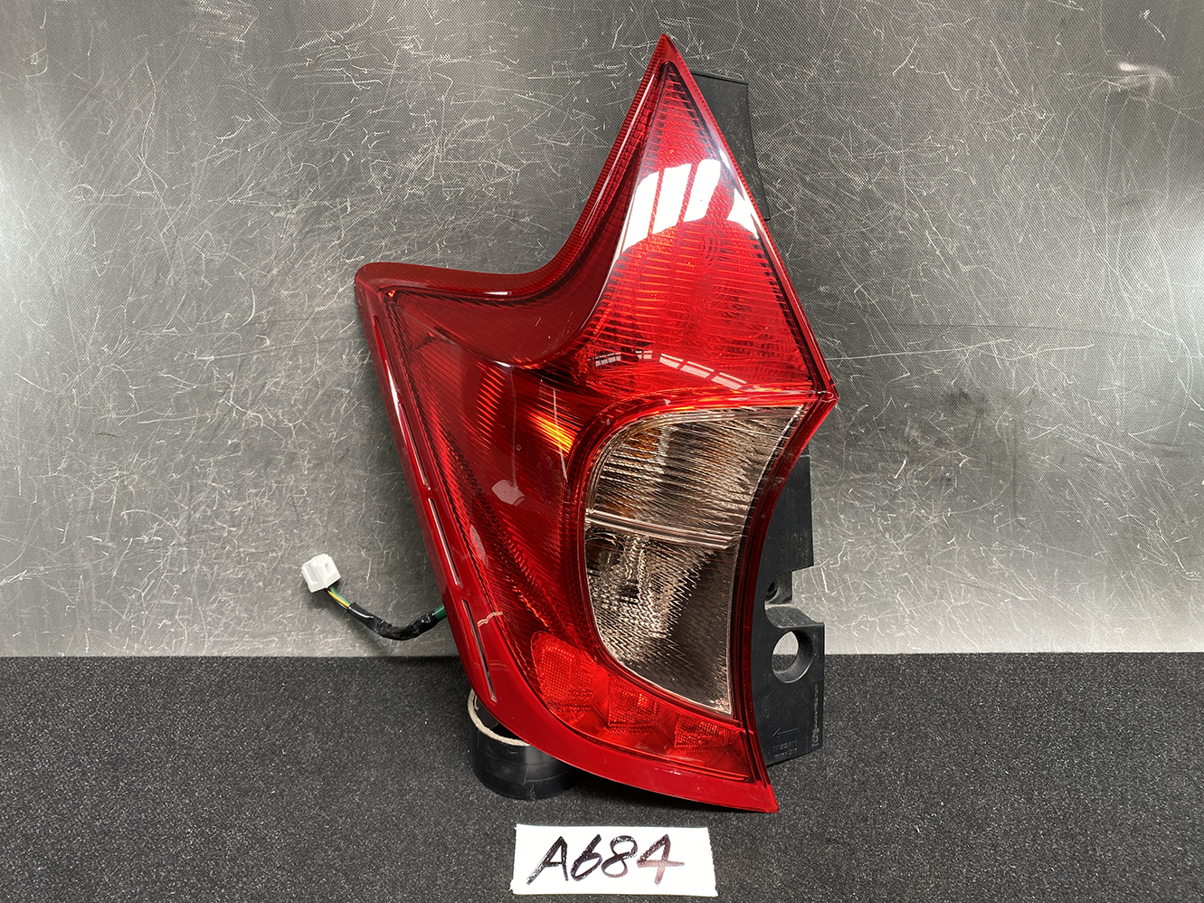NISSAN NOTE / E12 Genuine Taillight / ICHIKOH D117 / Left Side x1 *DAMAGED*