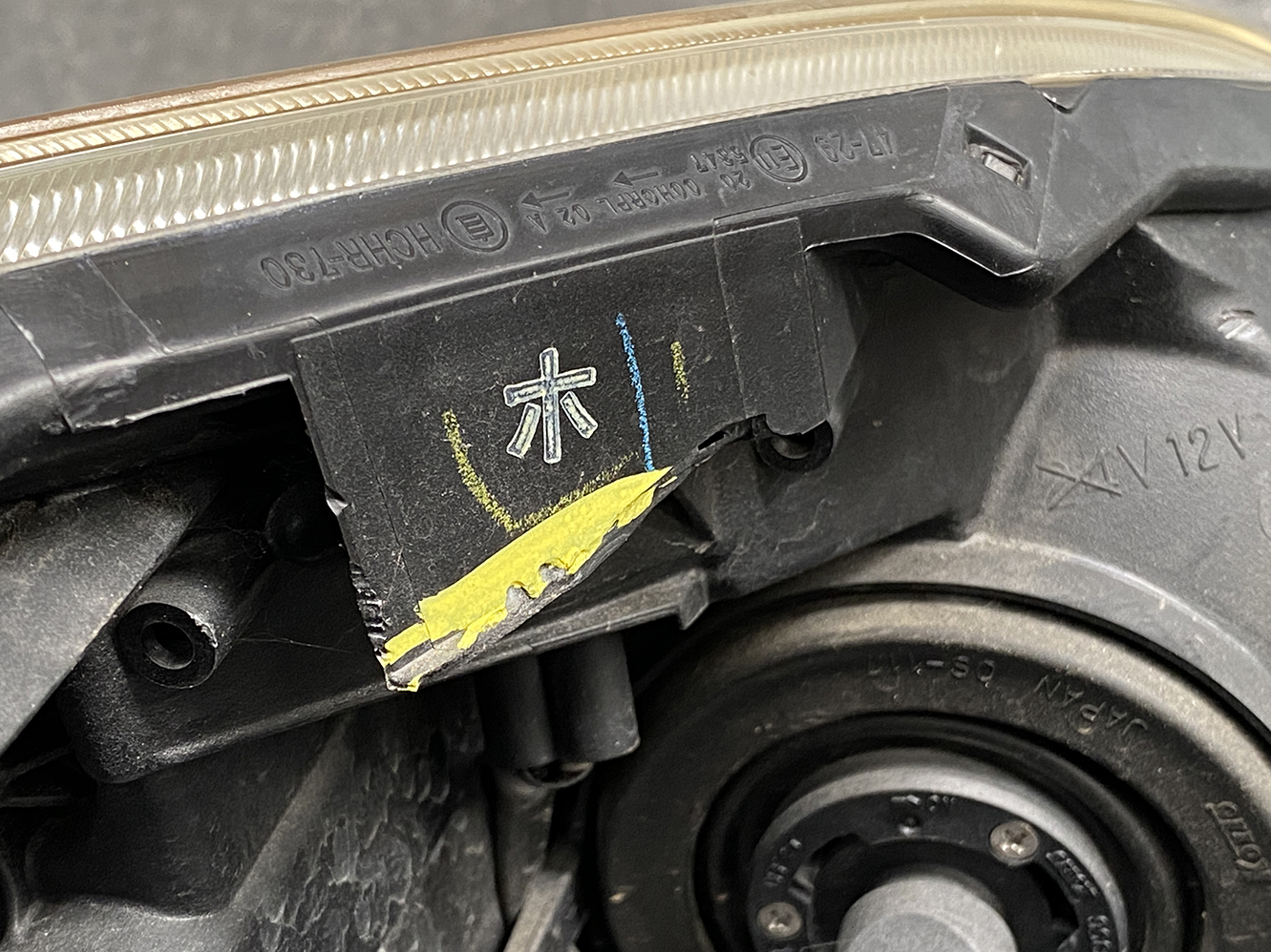 TOYOTA PRIUS ZVW30 ZVW35 Headlight 47-29 LEFT Side x1 *DAMAGED* - Image 9