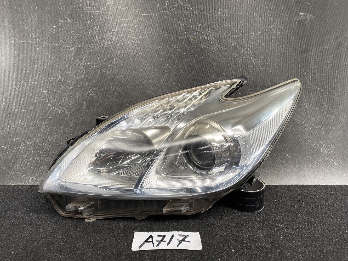 TOYOTA PRIUS ZVW30 ZVW35 Headlight 47-29 LEFT Side x1 *DAMAGED*