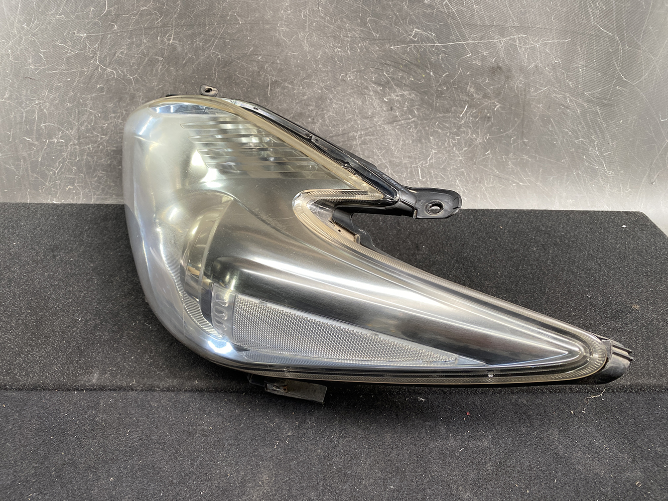 TOYOTA PRIUS ZVW30 ZVW35 Headlight 47-29 LEFT Side x1 *DAMAGED* - Image 2