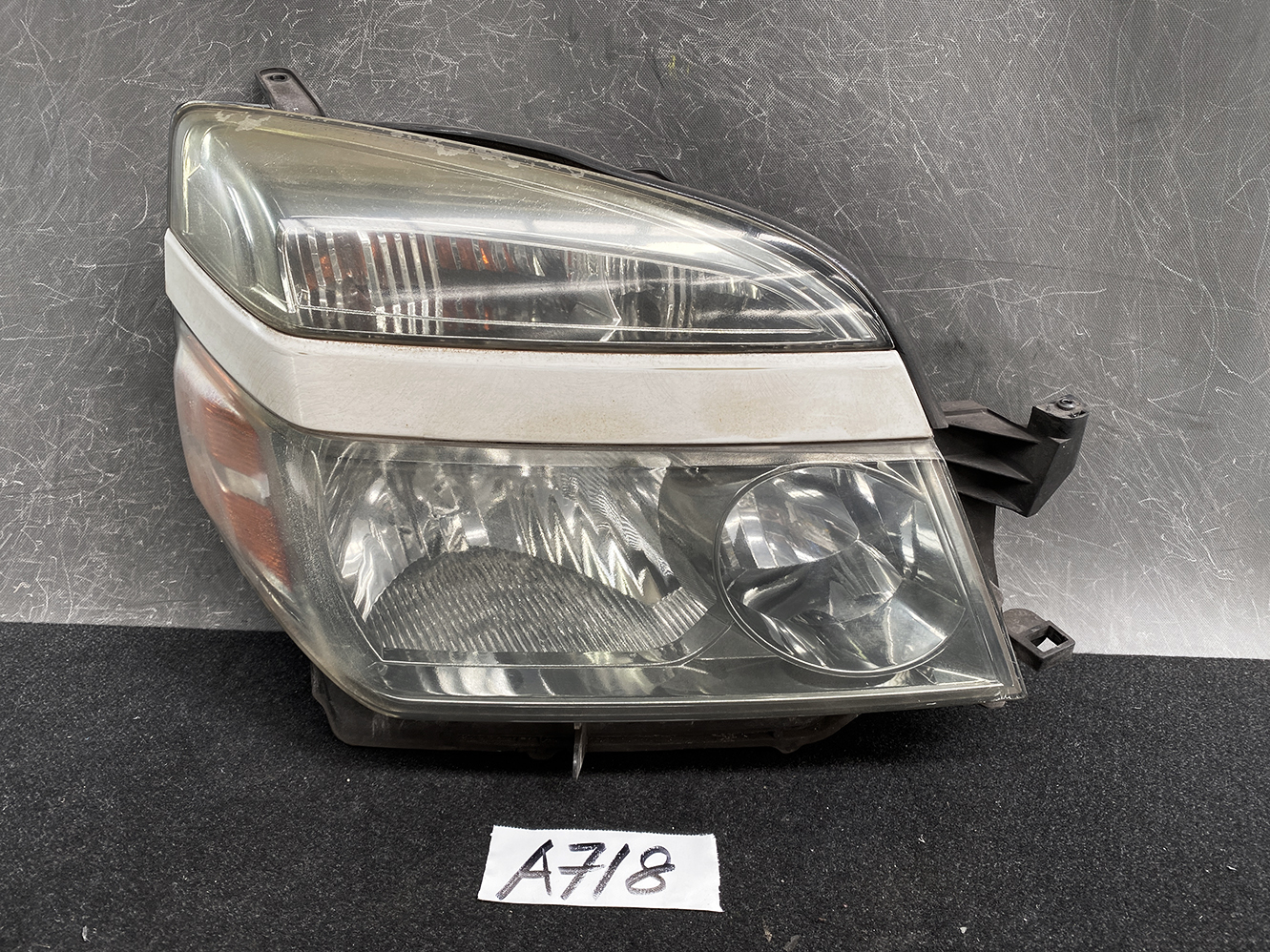 TOYOTA NOAH VOXY AZR60 AZR65 Headlight KOITO 28-182 Right Side x1