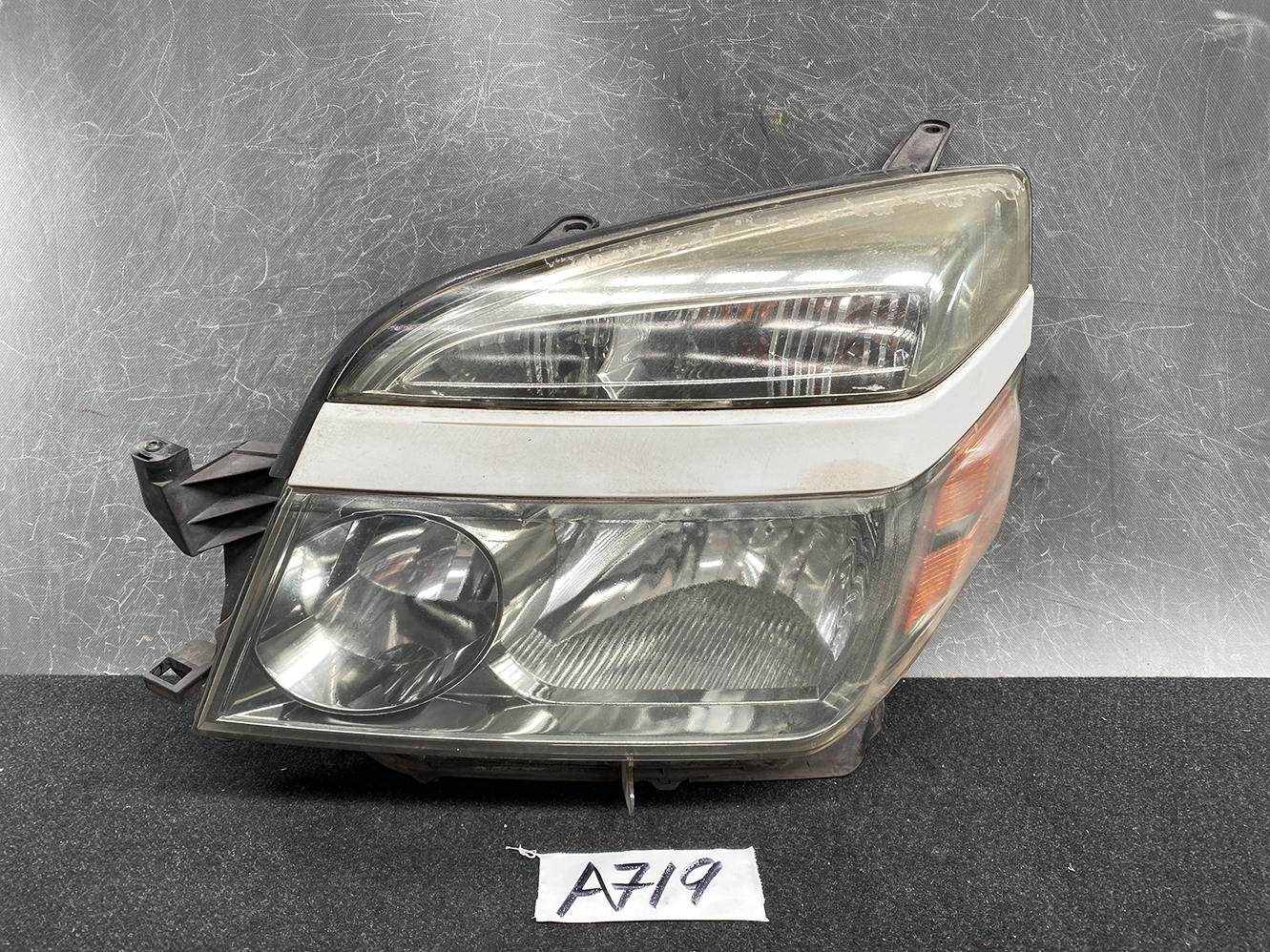 TOYOTA NOAH VOXY AZR60 AZR65 Headlight KOITO 28-182 Left Side x1