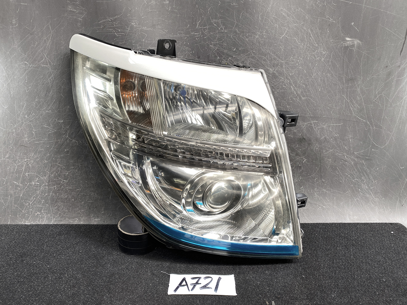NISSAN ELGRAND E51 Genuine Headlight KOITO 100-24852 Right Side x1