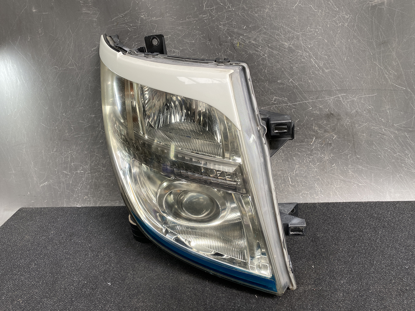 NISSAN ELGRAND E51 Genuine Headlight KOITO 100-24852 Right Side x1 - Image 2