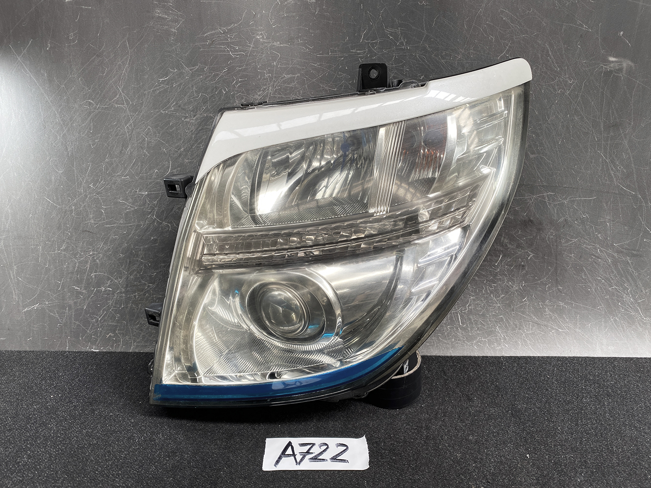 NISSAN ELGRAND E51 Genuine Headlight KOITO 100-24852 Left Side x1