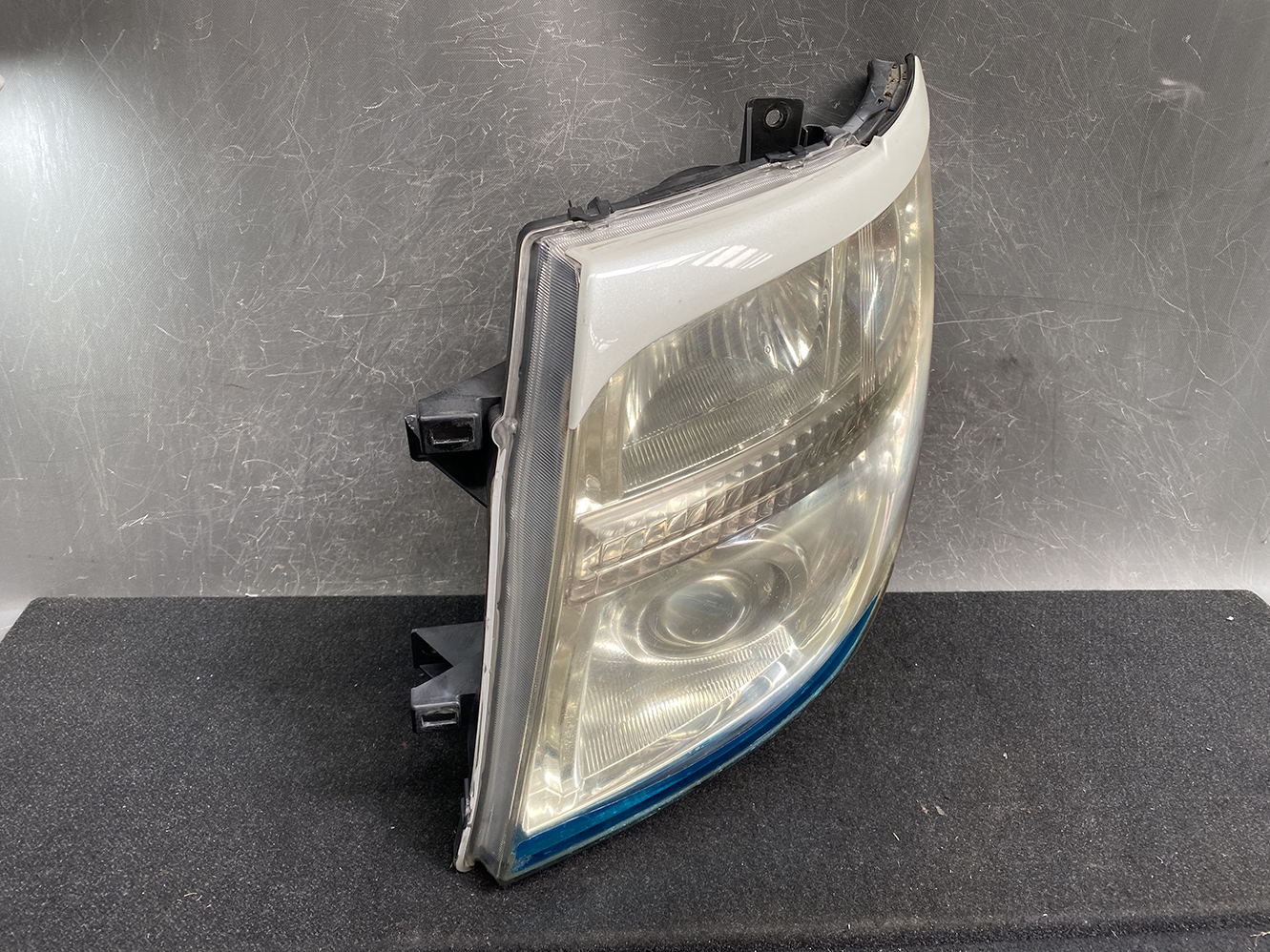 NISSAN ELGRAND E51 Genuine Headlight KOITO 100-24852 Left Side x1 - Image 2
