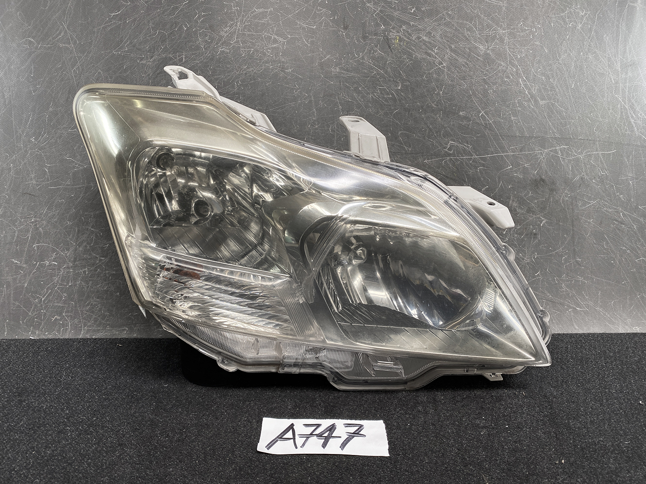 TOYOTA PREMIO ZRT261 Headlight KOITO 20-444 Right Side x1