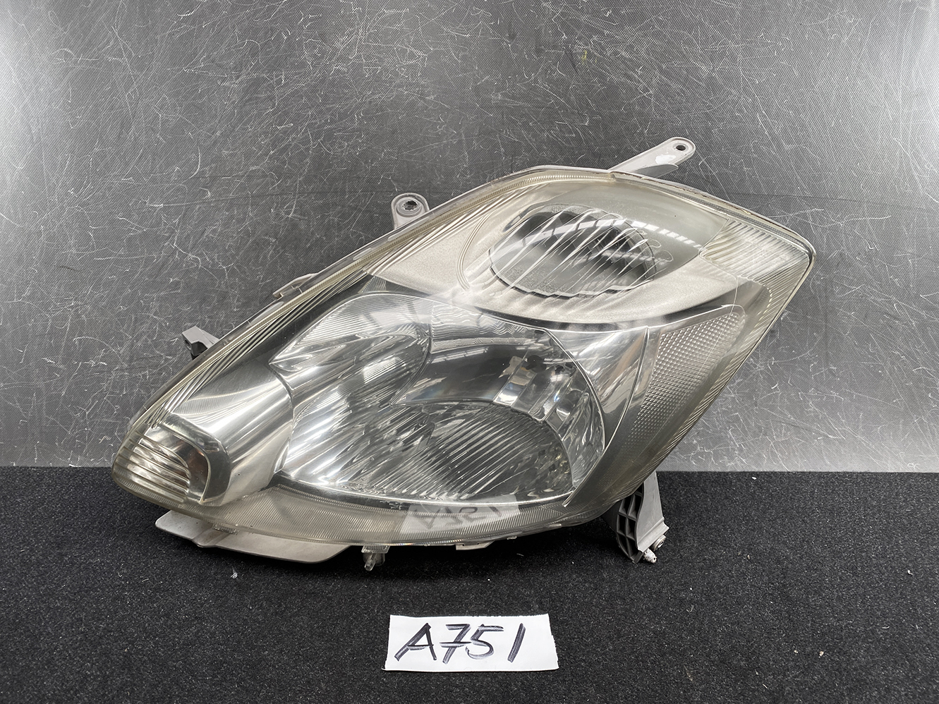 TOYOTA PASSO BOON KGC10 KGC15 Headlight 100-51762 Left Side x1