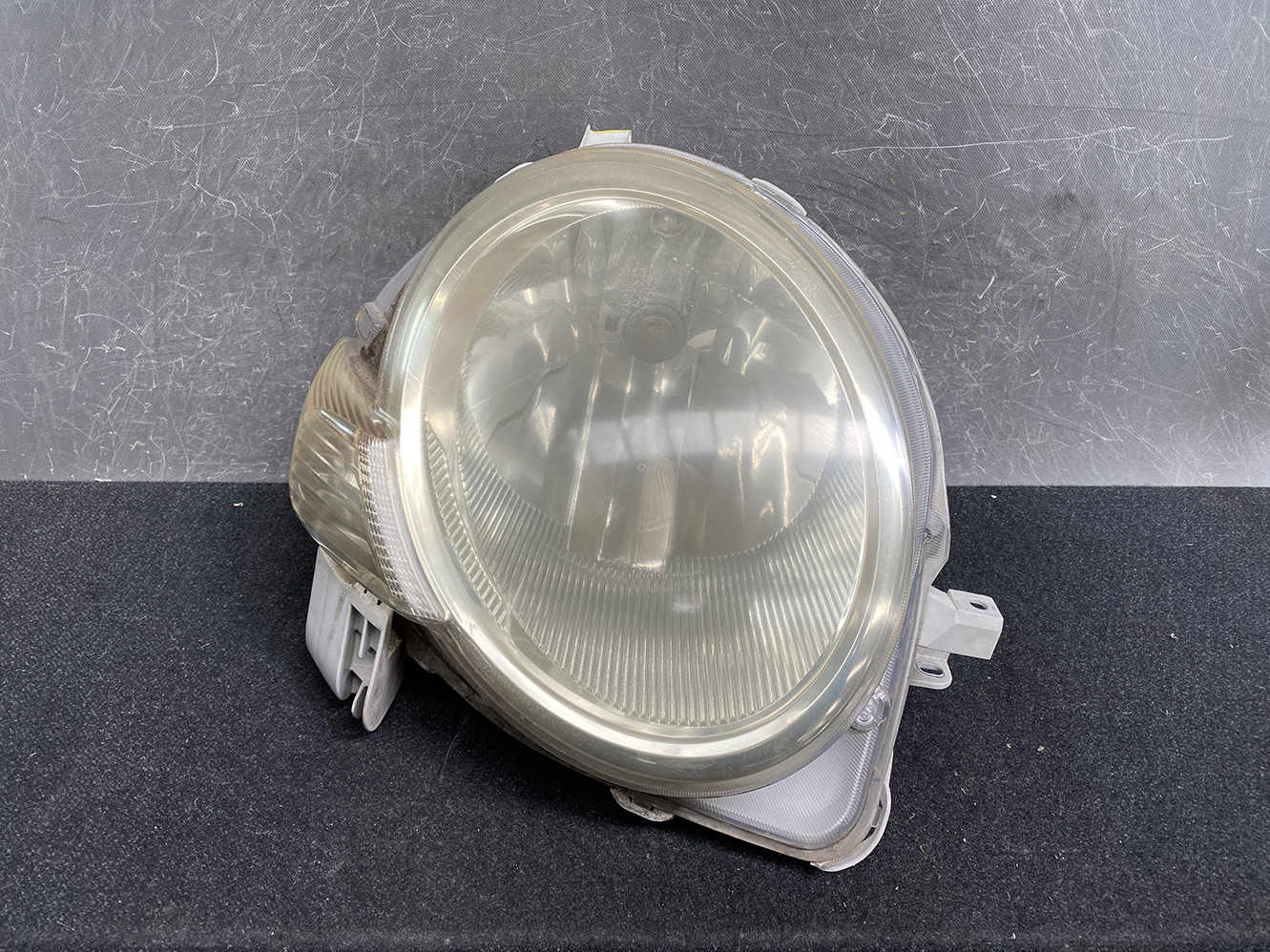 TOYOTA SIENTA NCP81 NCP85 Headlight KOITO 52-171 Right Side x1 *DAMAGED* - Image 2