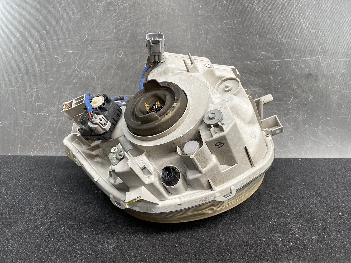 TOYOTA SIENTA NCP81 NCP85 Headlight KOITO 52-171 Right Side x1 *DAMAGED* - Image 4