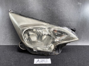 TOYOTA RACTIS NCP120 Genuine Headlight ICHIKOH 52-211 Right Side x1