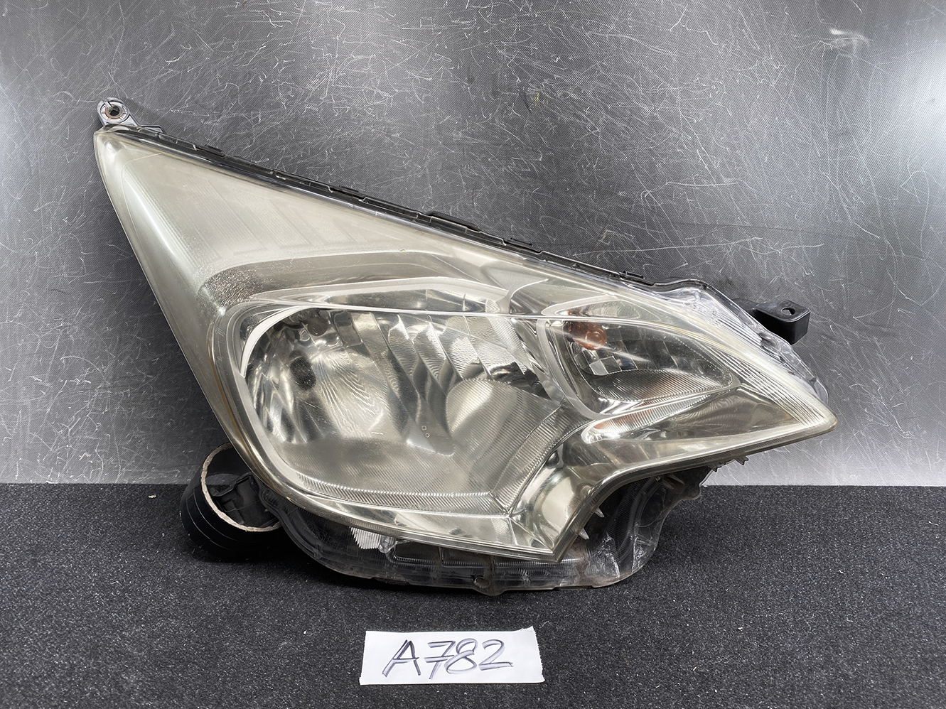 TOYOTA RACTIS NCP120 Genuine Headlight ICHIKOH 52-211 Right Side x1