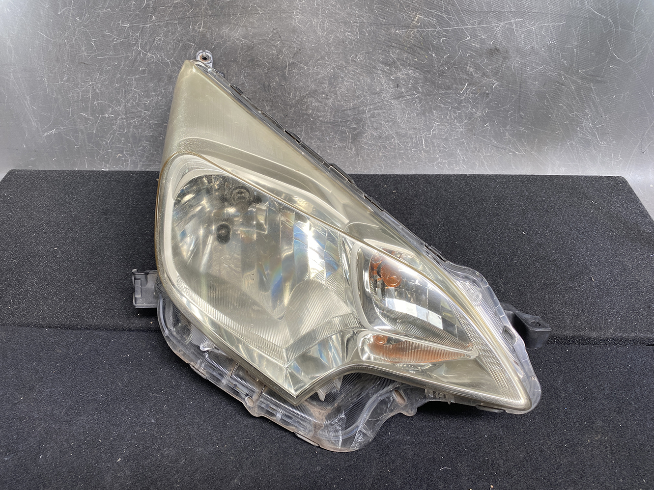 TOYOTA RACTIS NCP120 Genuine Headlight ICHIKOH 52-211 Right Side x1 - Image 2