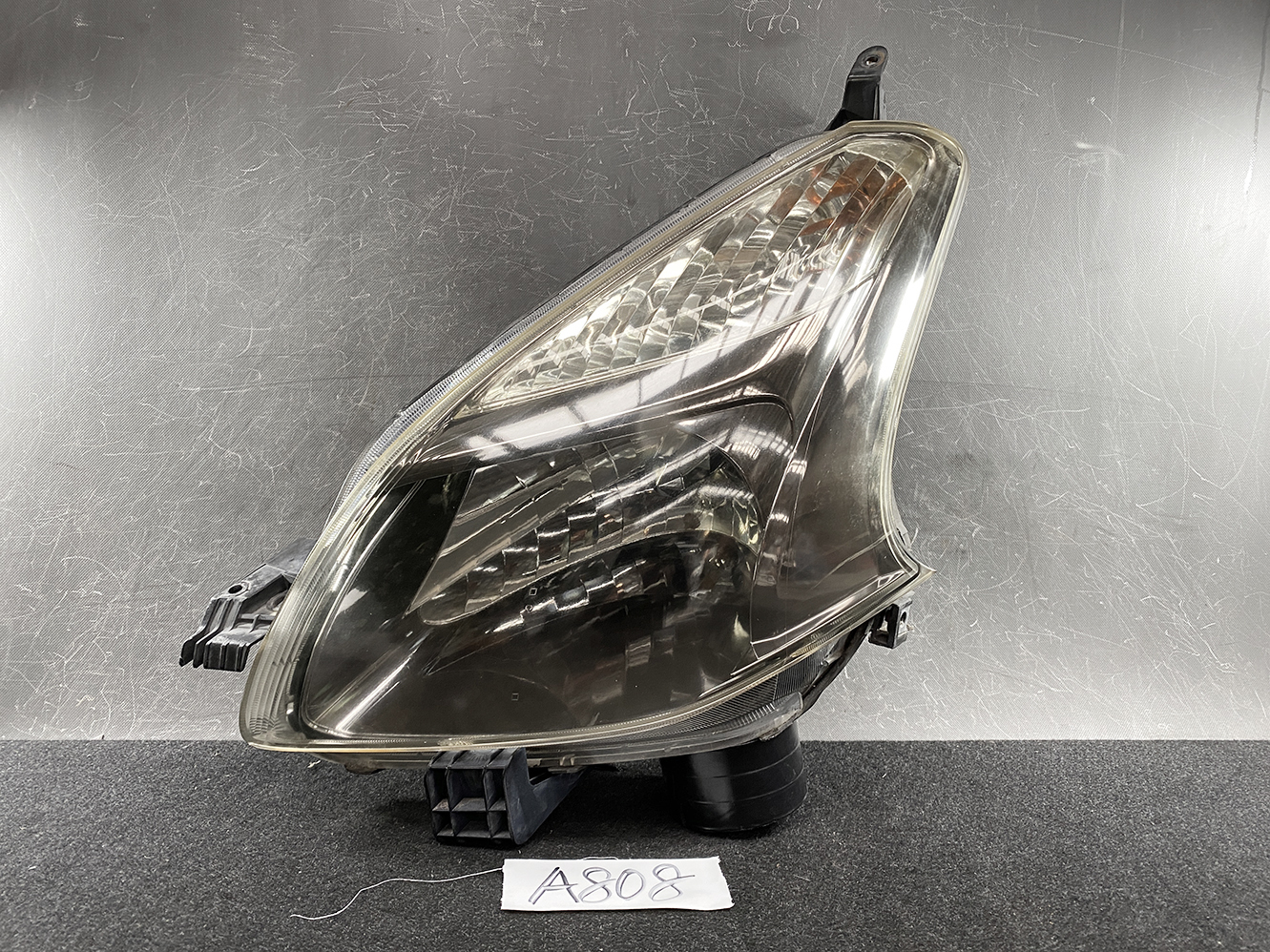 TOYOTA RACTIS NCP100 HID Headlight ICHIKOH 52-157 Left Side x1