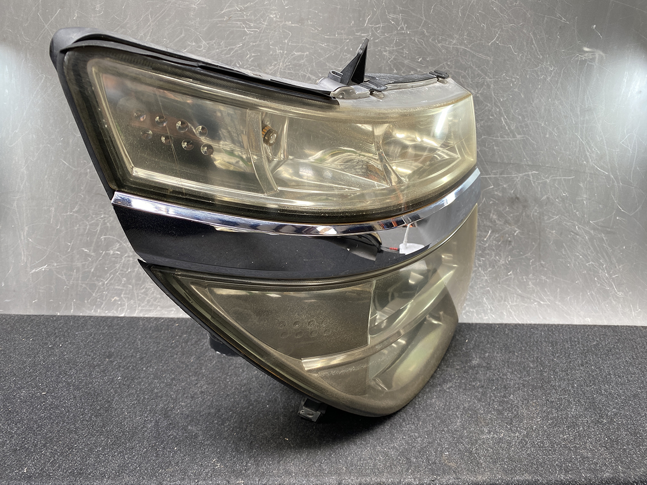 NISSAN ELGRAND E51 HID Headlight KOITO 100-24826 Right Side x1 - Image 3