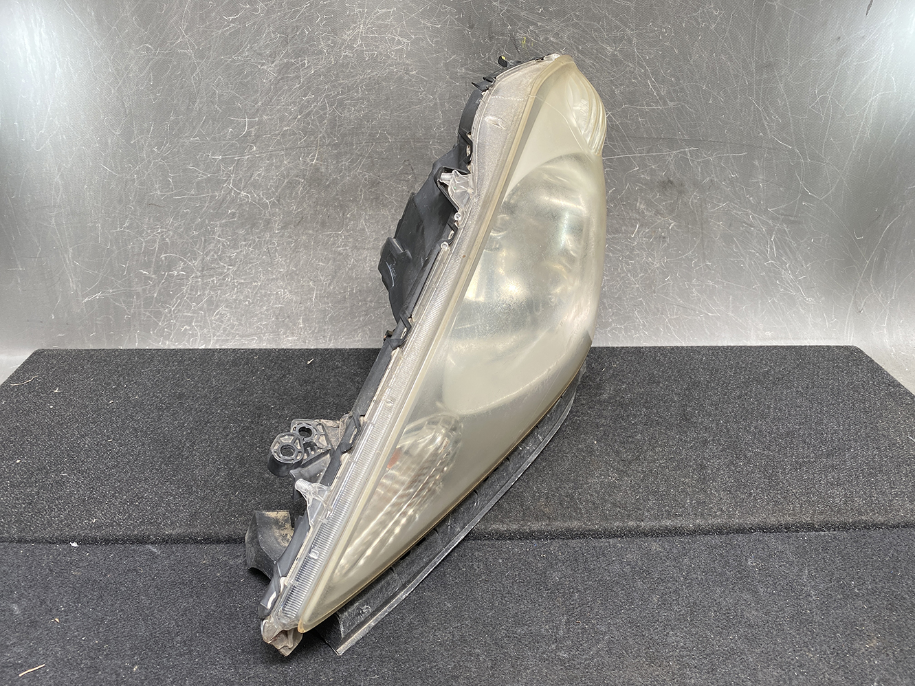 HONDA FIT JAZZ HYBRID GE GP HID Headlight P6869 Left Side x1 *DAMAGED* - Image 2