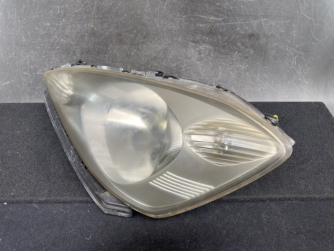 HONDA FIT JAZZ HYBRID GE GP HID Headlight P6869 Left Side x1 *DAMAGED* - Image 3