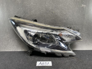 NISSAN NOTE E12 NE12 Headlight 1895 Right Side x1 *DAMAGED*