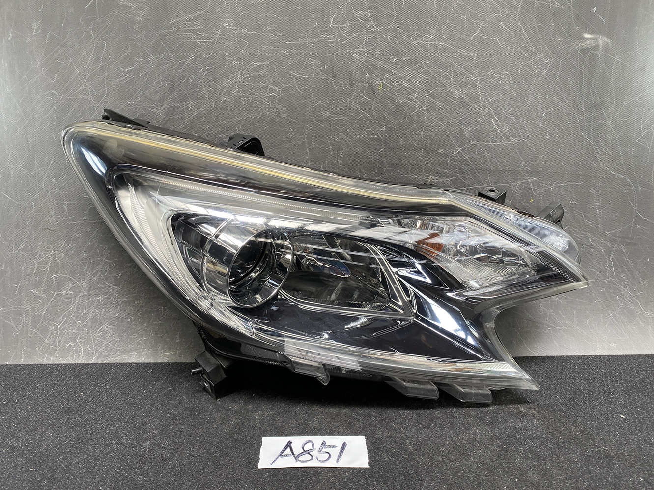 NISSAN NOTE E12 NE12 Headlight 1895 Right Side x1 *DAMAGED*