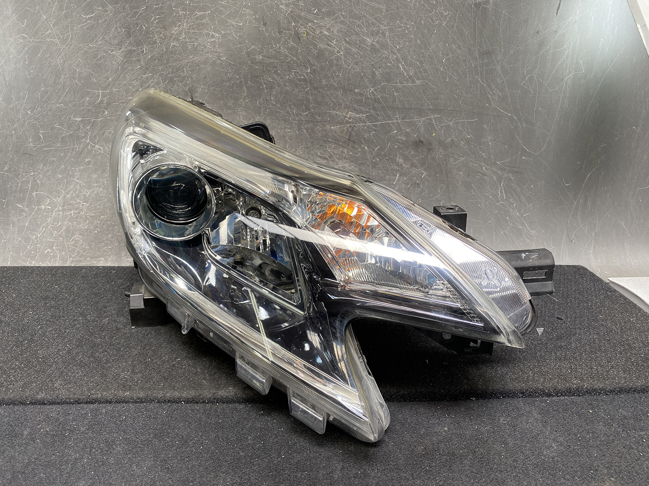 NISSAN NOTE E12 NE12 Headlight 1895 Right Side x1 *DAMAGED* - Image 2