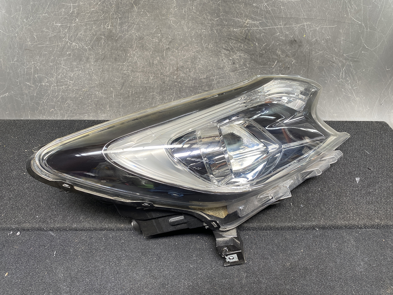 NISSAN NOTE E12 NE12 Headlight 1895 Right Side x1 *DAMAGED* - Image 3